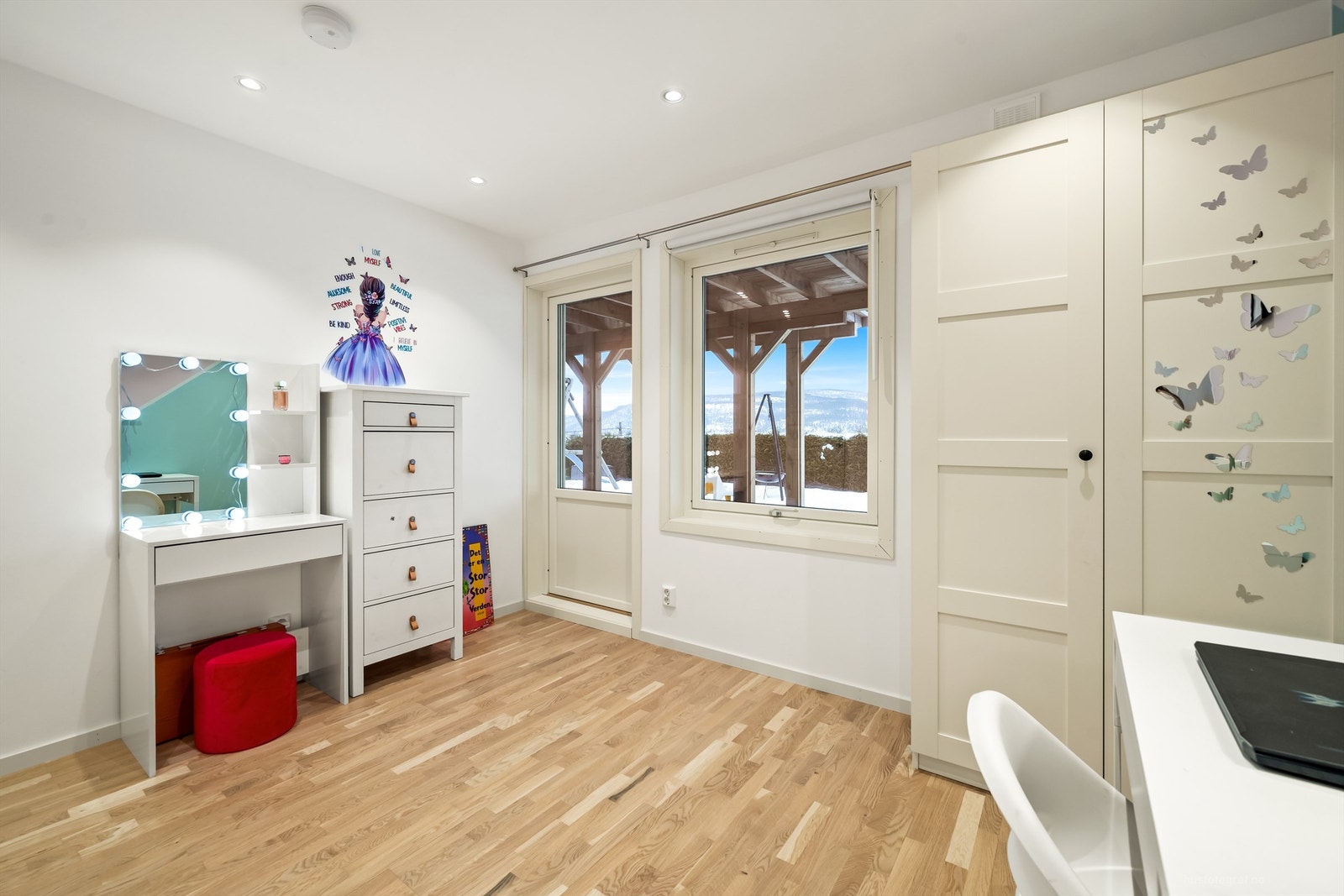 Soverom med god plass til seng, garderobeskap og utgang til hagen. Galleribilde