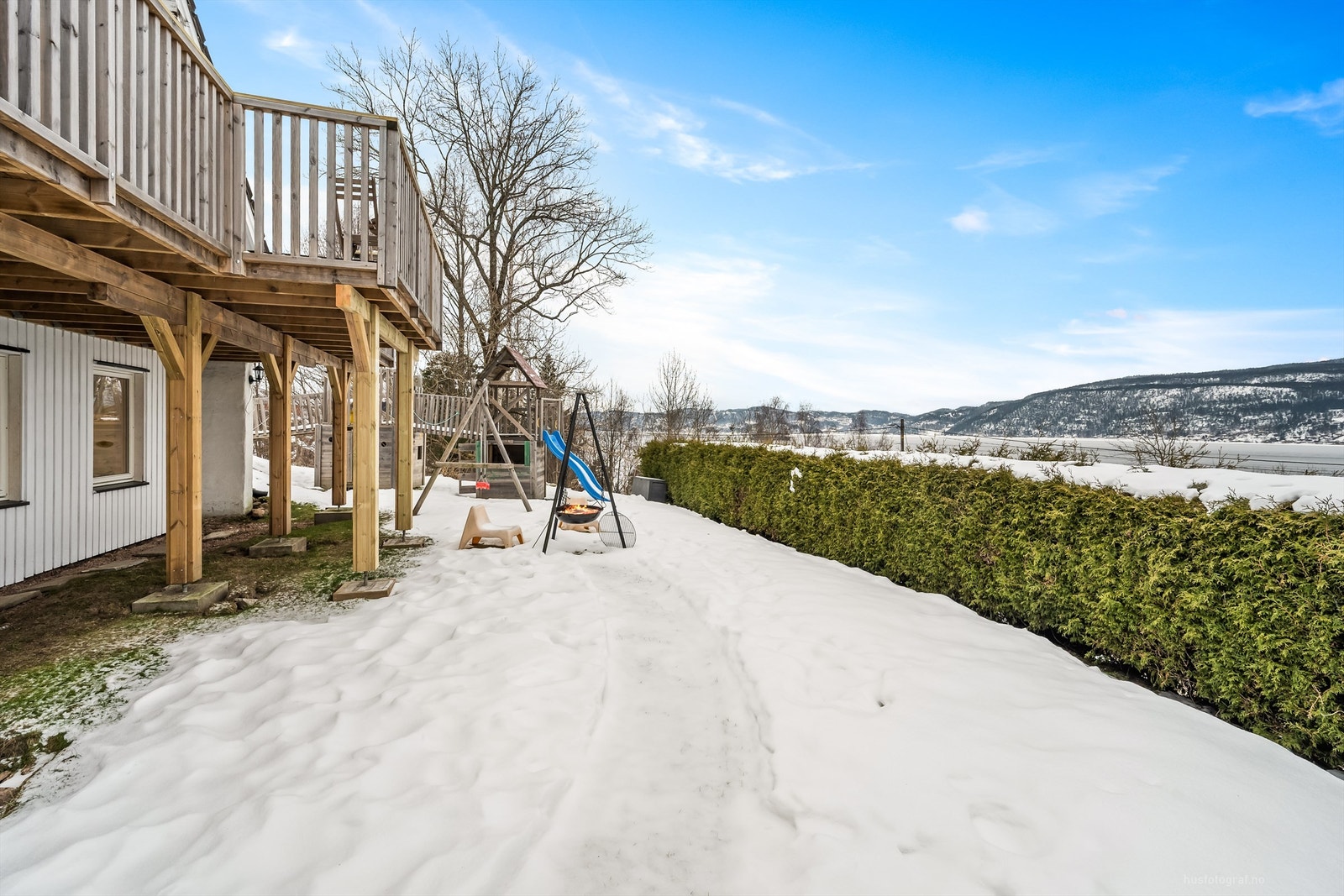 Hagen er skjermet av hekk og har god plass for lek og utendørsaktiviteter. Galleribilde