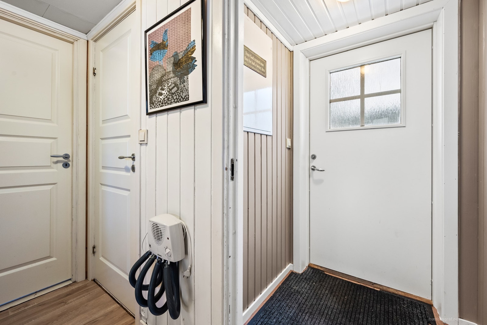 Entréen har plass til oppbevaring av yttertøy og sko. Galleribilde