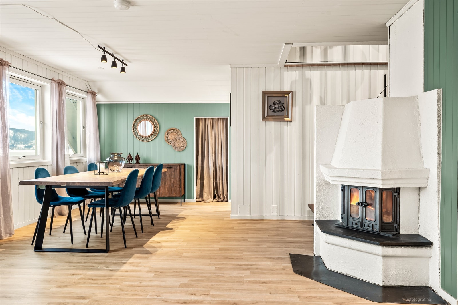 Spisestuen har god plass til et langbord for sosiale sammenkomster. Galleribilde