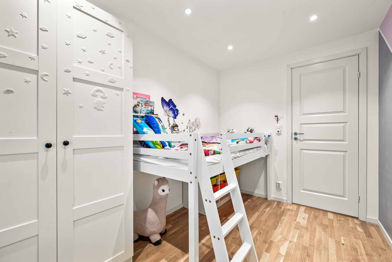 Romslig soverom med plass til både seng og en stor garderobeløsning. Galleribilde