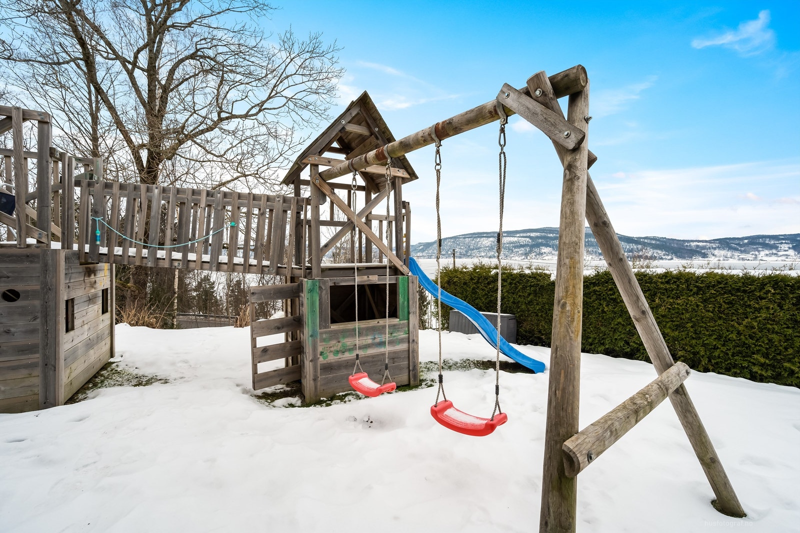 Lekeapparater i hagen gir et trygt og morsomt miljø for de minste. Galleribilde