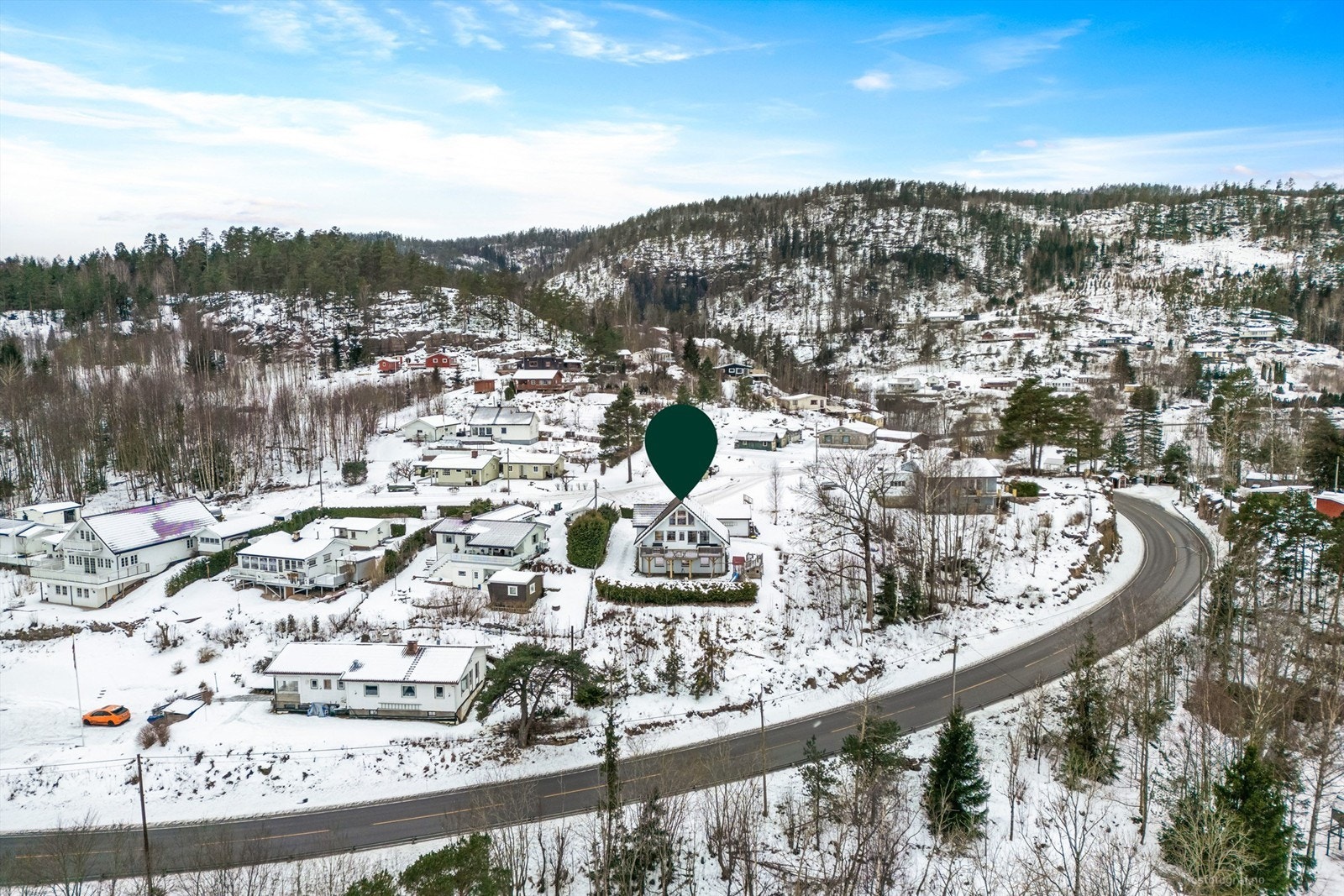 Bussholdeplassen Jordfallbukta ligger kun tre minutters gange unna, med forbindelser videre. Galleribilde