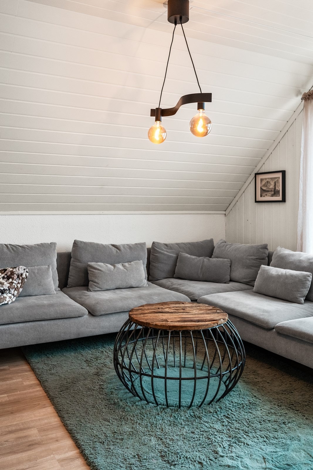 Skråtak og panelkledde vegger gir rommet en lun og karakteristisk atmosfære. Galleribilde