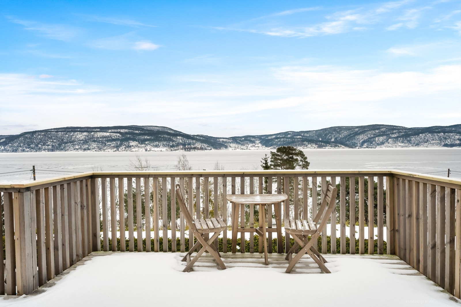 Den romslige verandaen har god plass til flere sittegrupper - Ikke byggemeldt Galleribilde