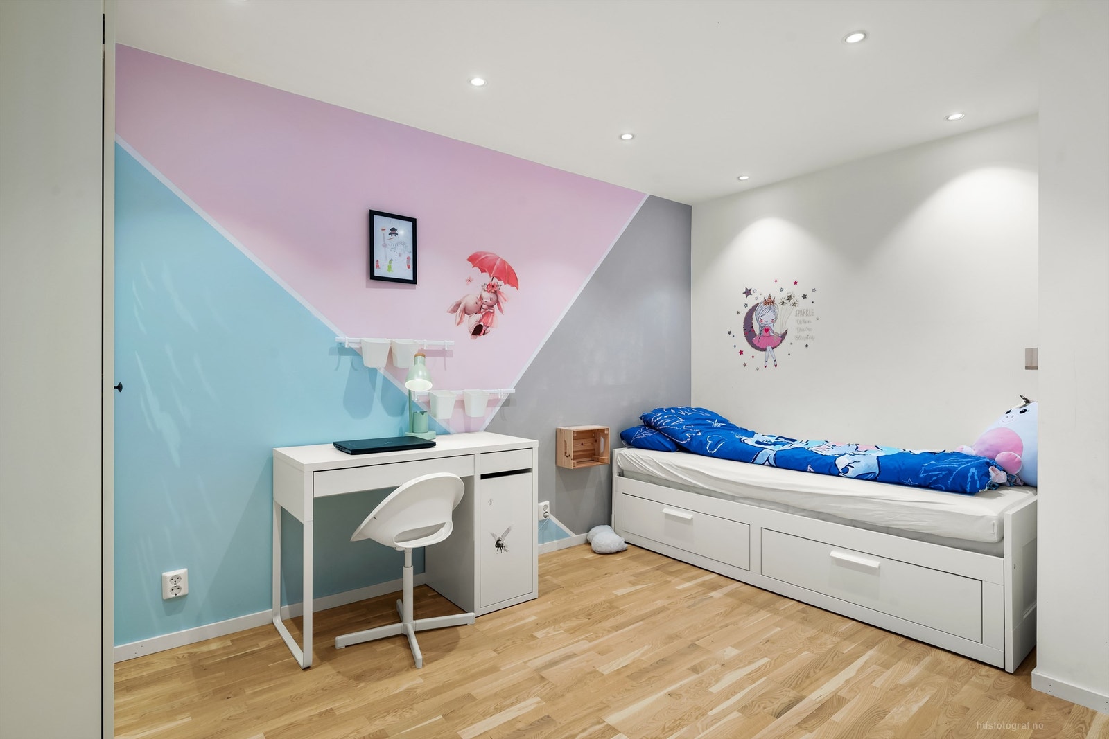 Innfelte downlights i taket gir en jevn og god belysning på soverommene. Galleribilde