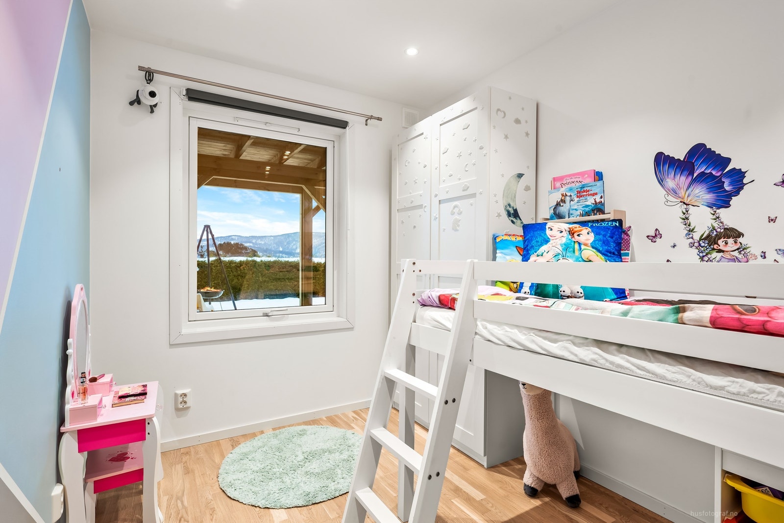 Barnerom med utgang til en overbygd uteplass under terrassen. Galleribilde