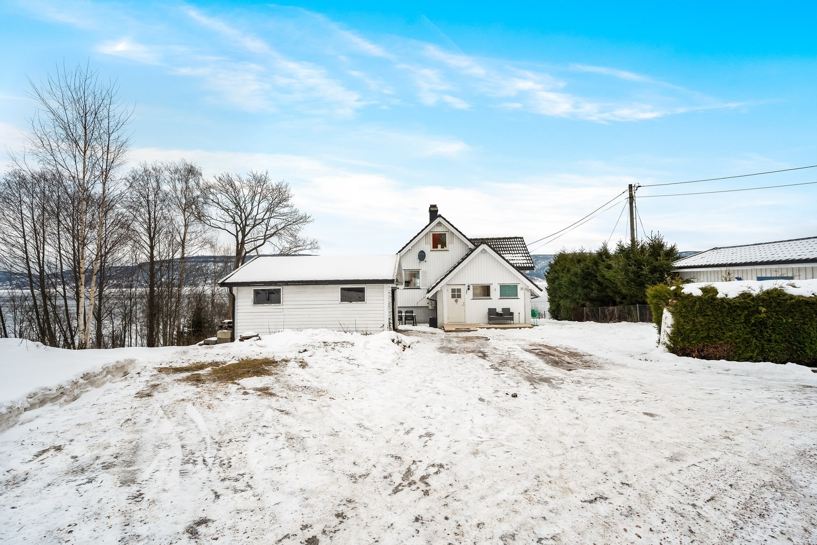 Eiendommen ligger høyt og fritt til i terrenget med gode adkomstforhold. Galleribilde