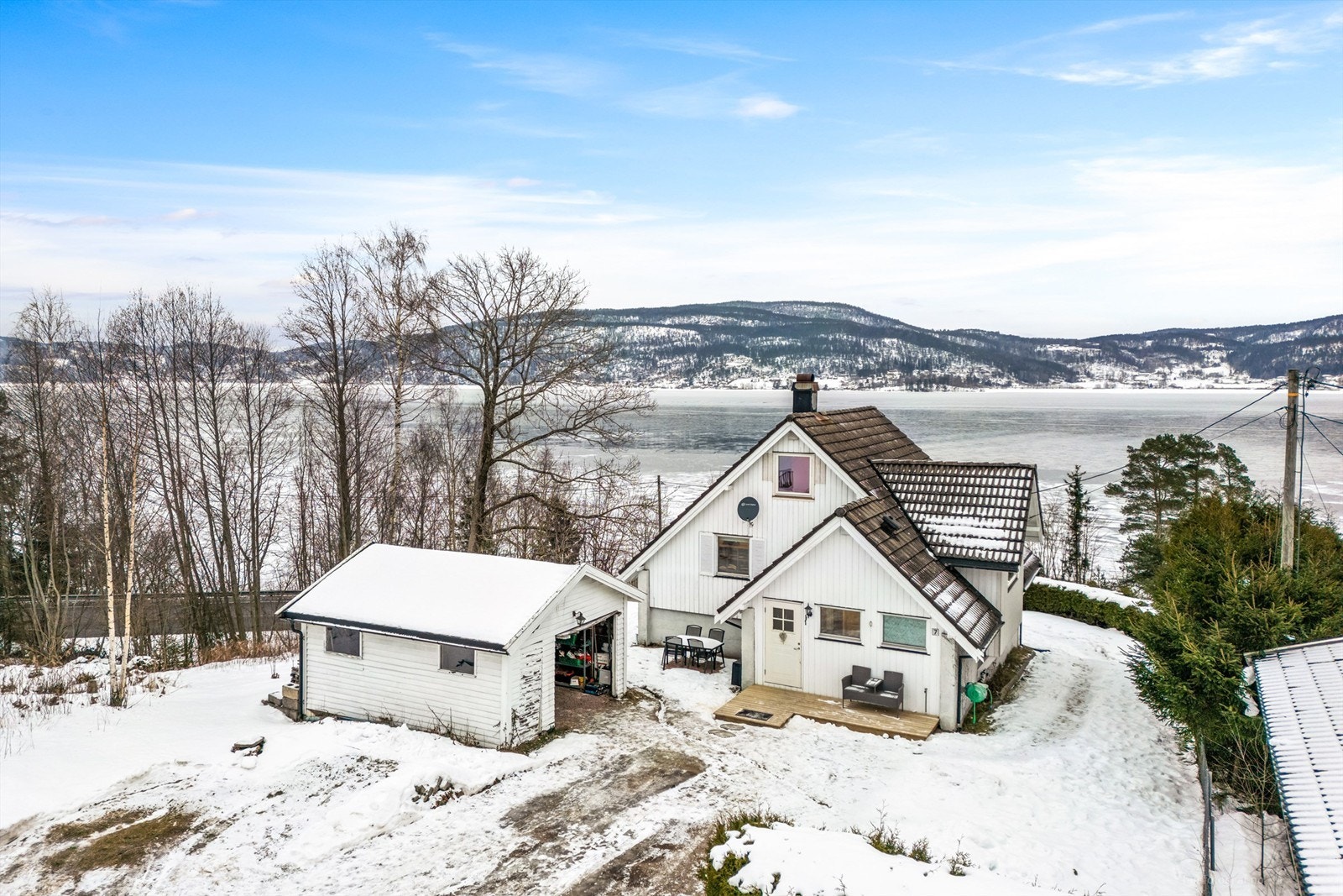 Eiendommen har en frittstående garasje og biloppstillingsplasser på egen tomt.
Foto: Haiman Askari Galleribilde