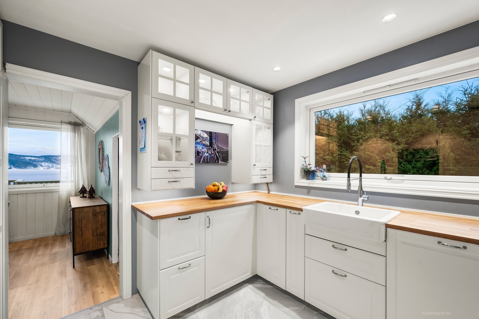 Kjøkken fra 2021 med profilerte fronter, vitrineskap og god benkeplass. Galleribilde