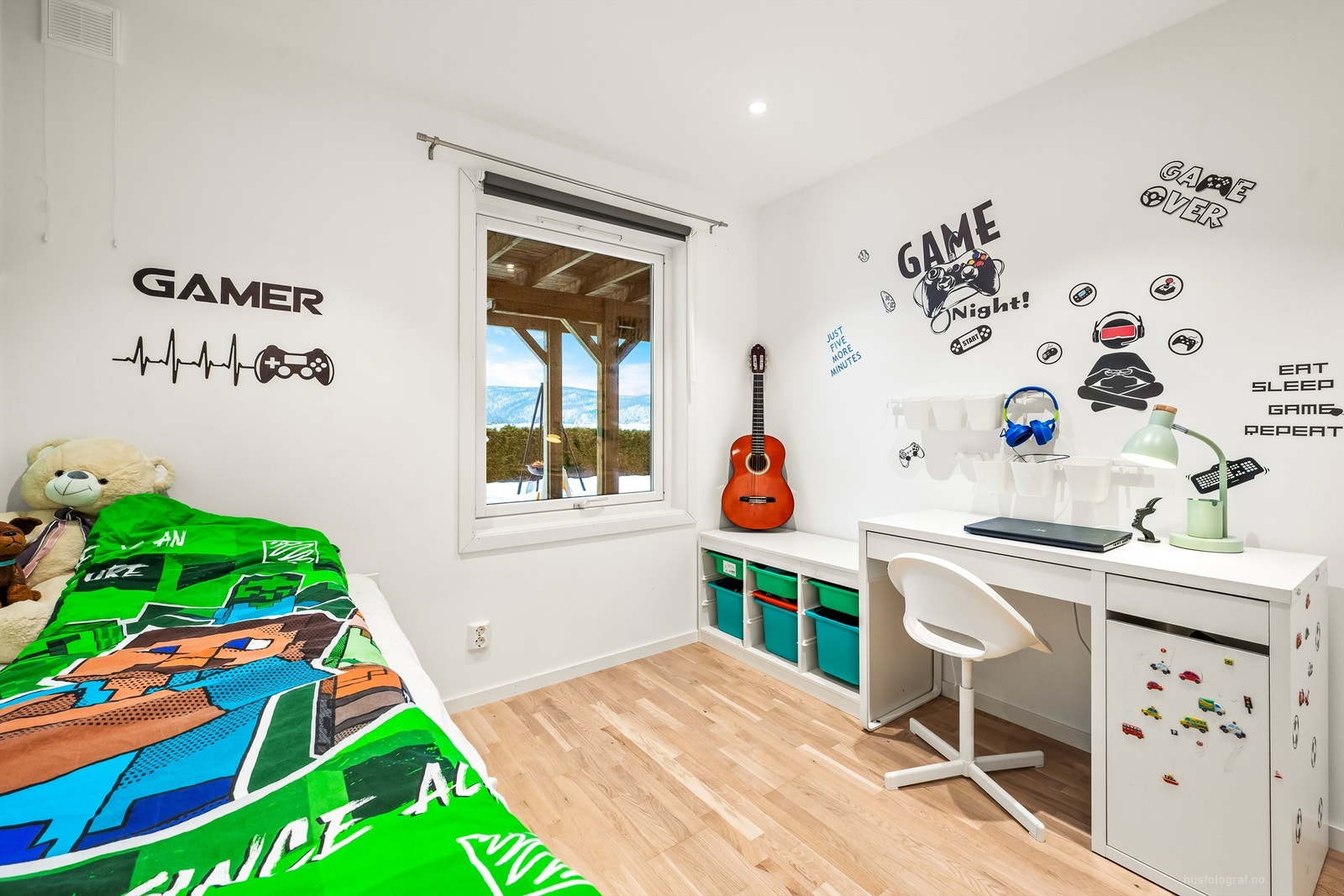 Boligen har flere soverom i underetasjen, noe som gir en praktisk adskilt sovesone. Galleribilde