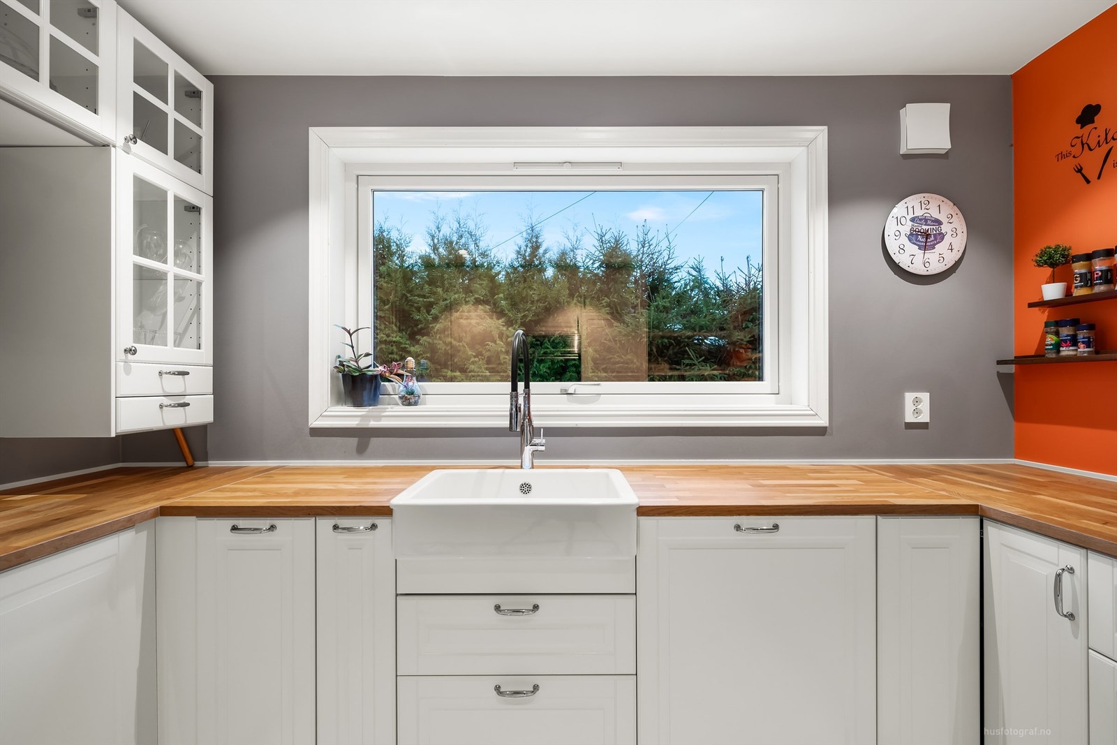 Kjøkkeninnredningens utforming gir en praktisk og effektiv arbeidssone. Galleribilde