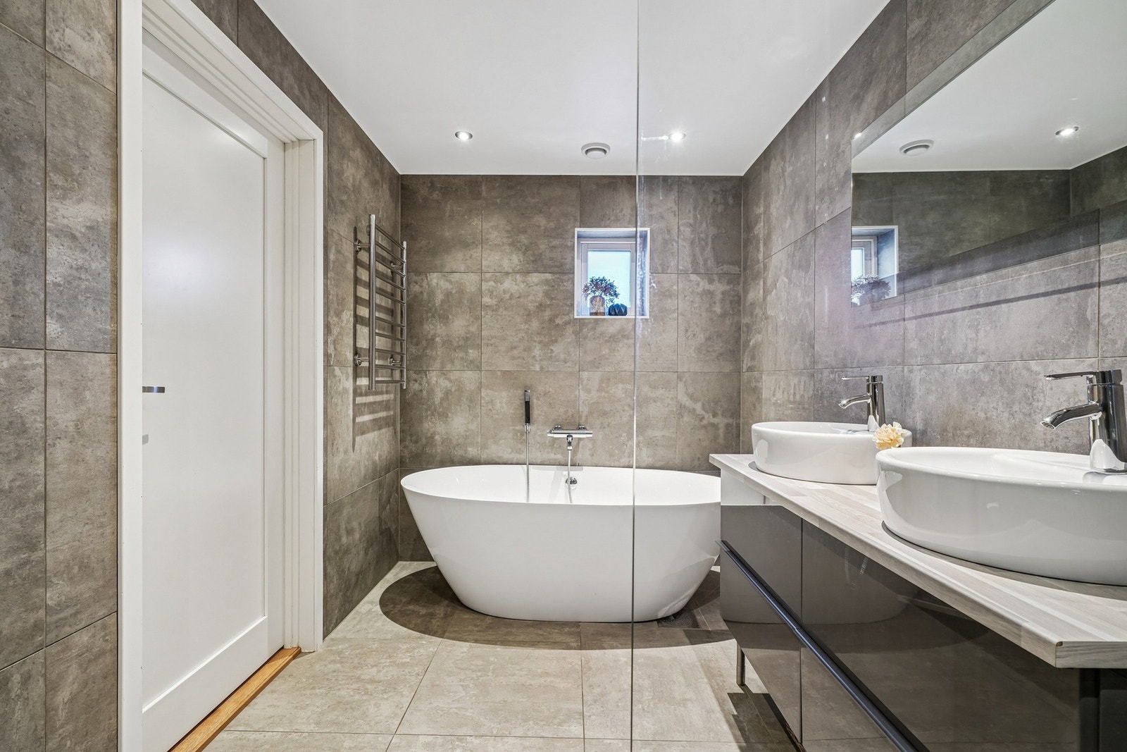 Delikat helfliset bad med elektriske varmekabler. I hvit himling er det spotter med dimming. Galleribilde