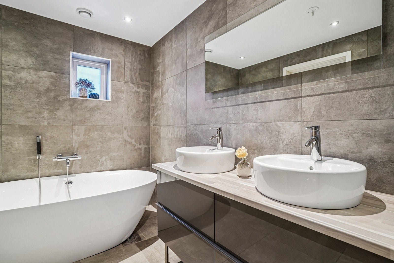 Servantinnredning med fire skuffer og benkeplate - Galleribilde