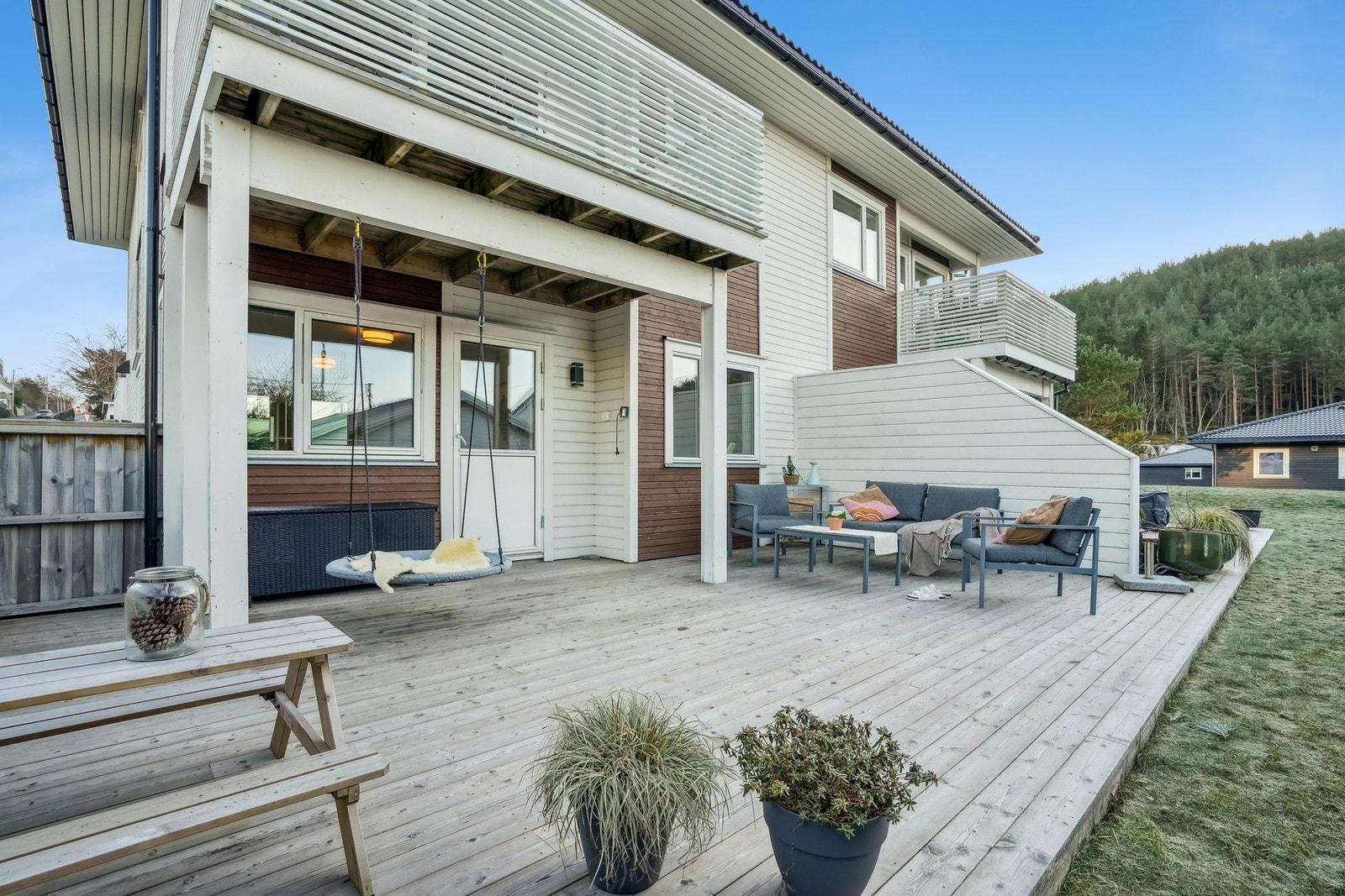 På terrassen er det god plass til stor sittegruppe, grillen og solsenger om ønskelig. Leveggen sørger for fin skjerming. Galleribilde