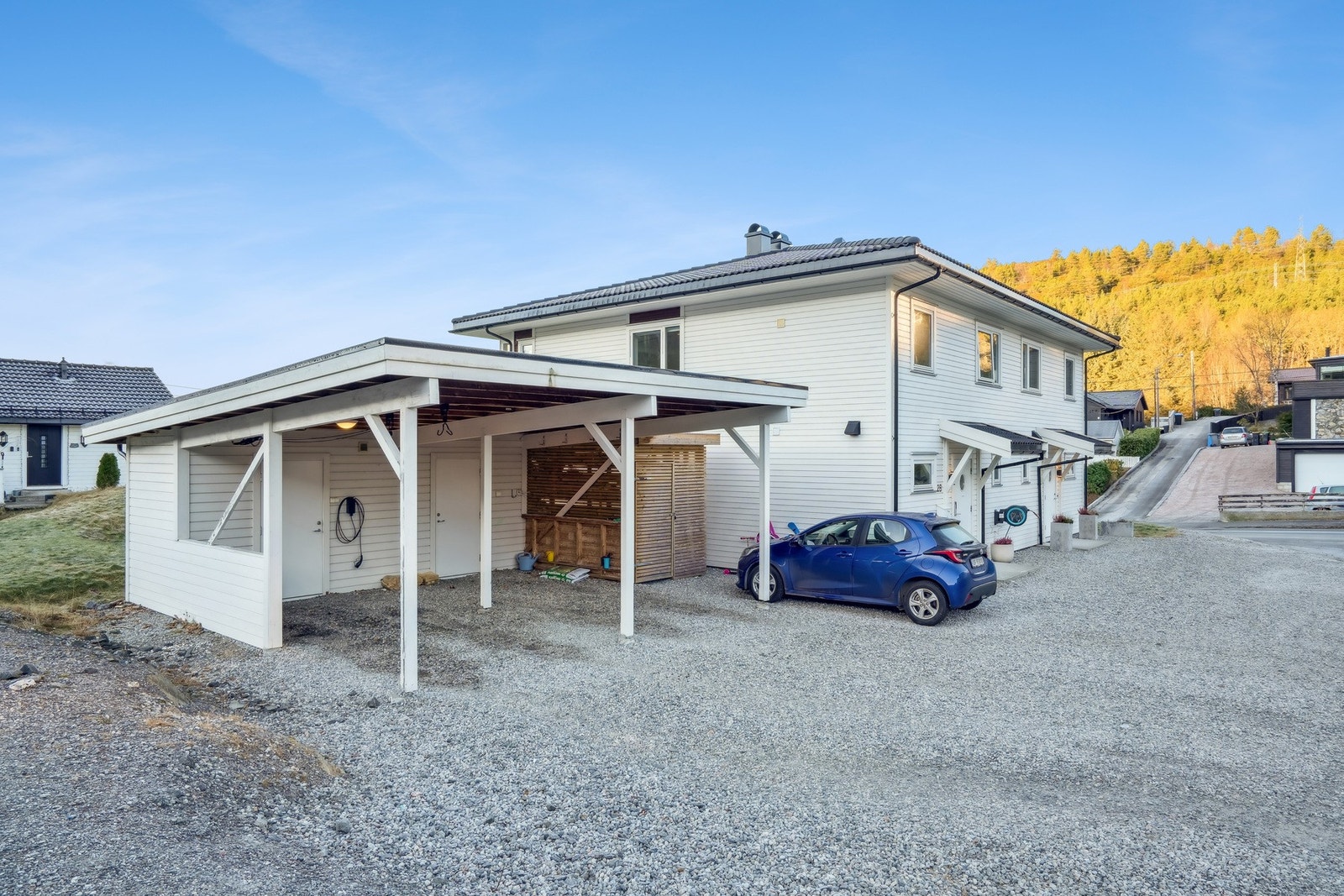 Med boligen følger det halvpart av carport med tilhørende sportsbod. Det er montert el-bil lader, samt opplagt lys. Galleribilde