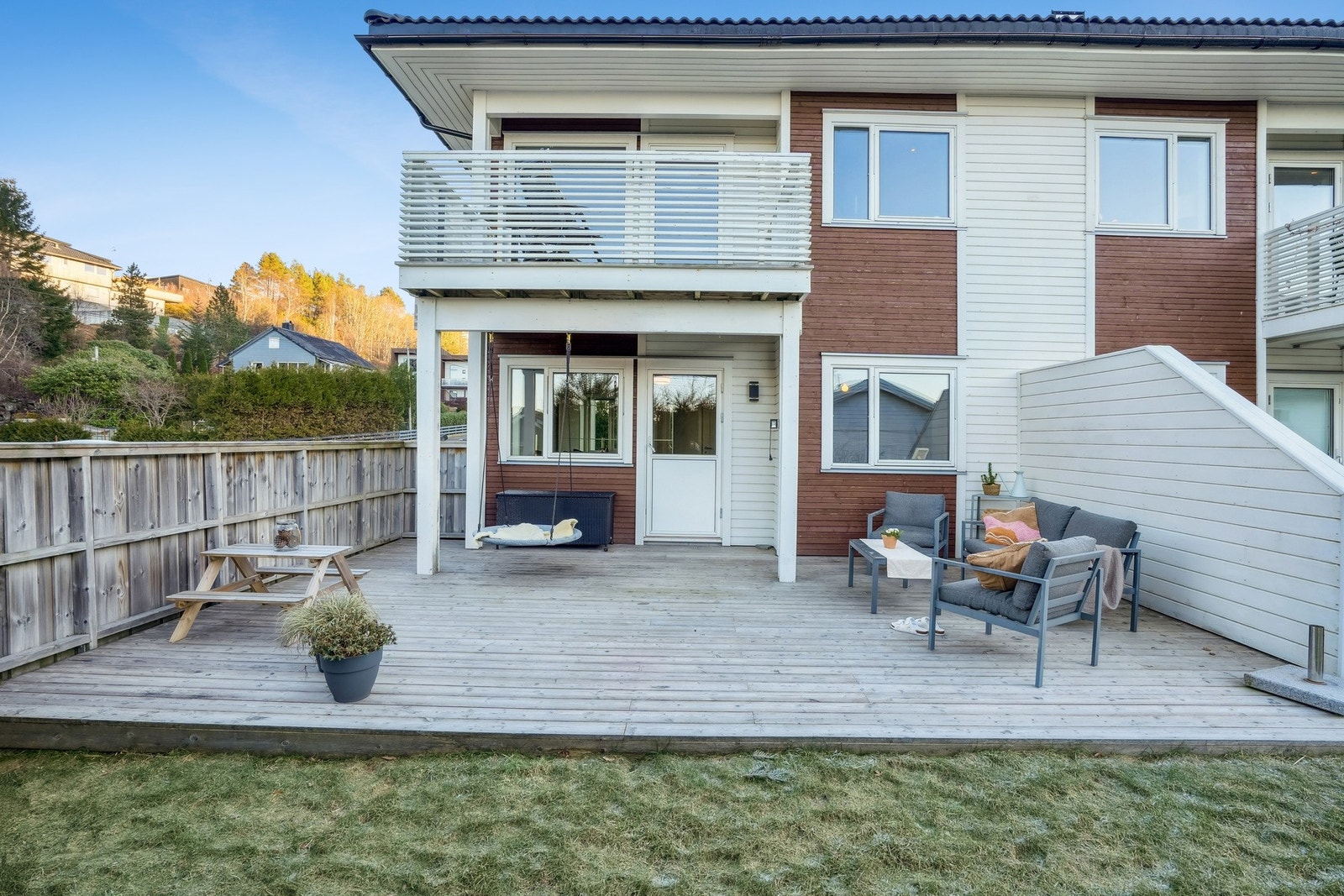 Stor og delvis overbygd vestvendt terrasse på 32 kvm med gode solforhold. Galleribilde