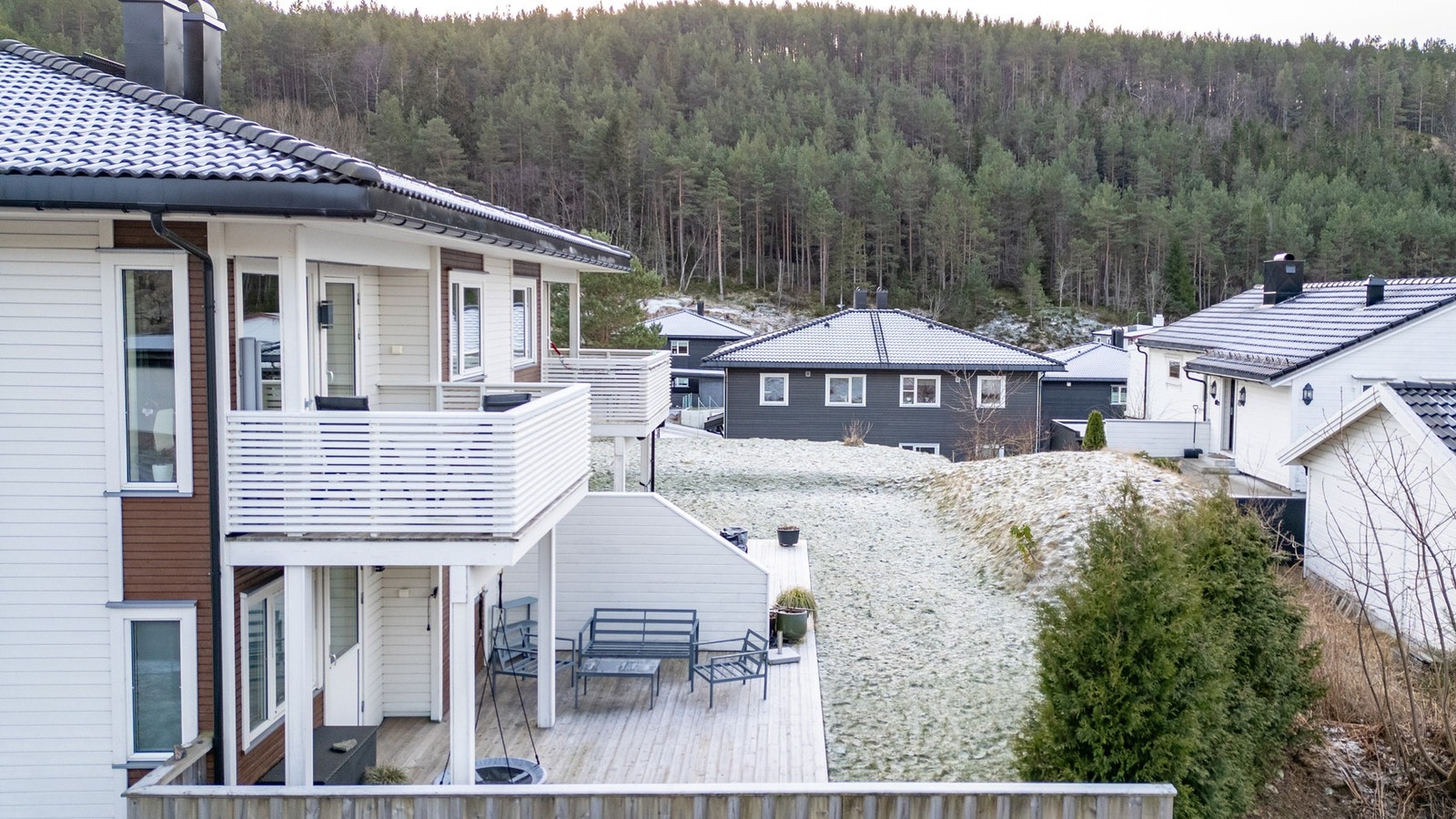 Vi beveger oss ut igjen, og hagen sørger for at det er trygg og god boltringsplass for både liten og stor. Galleribilde