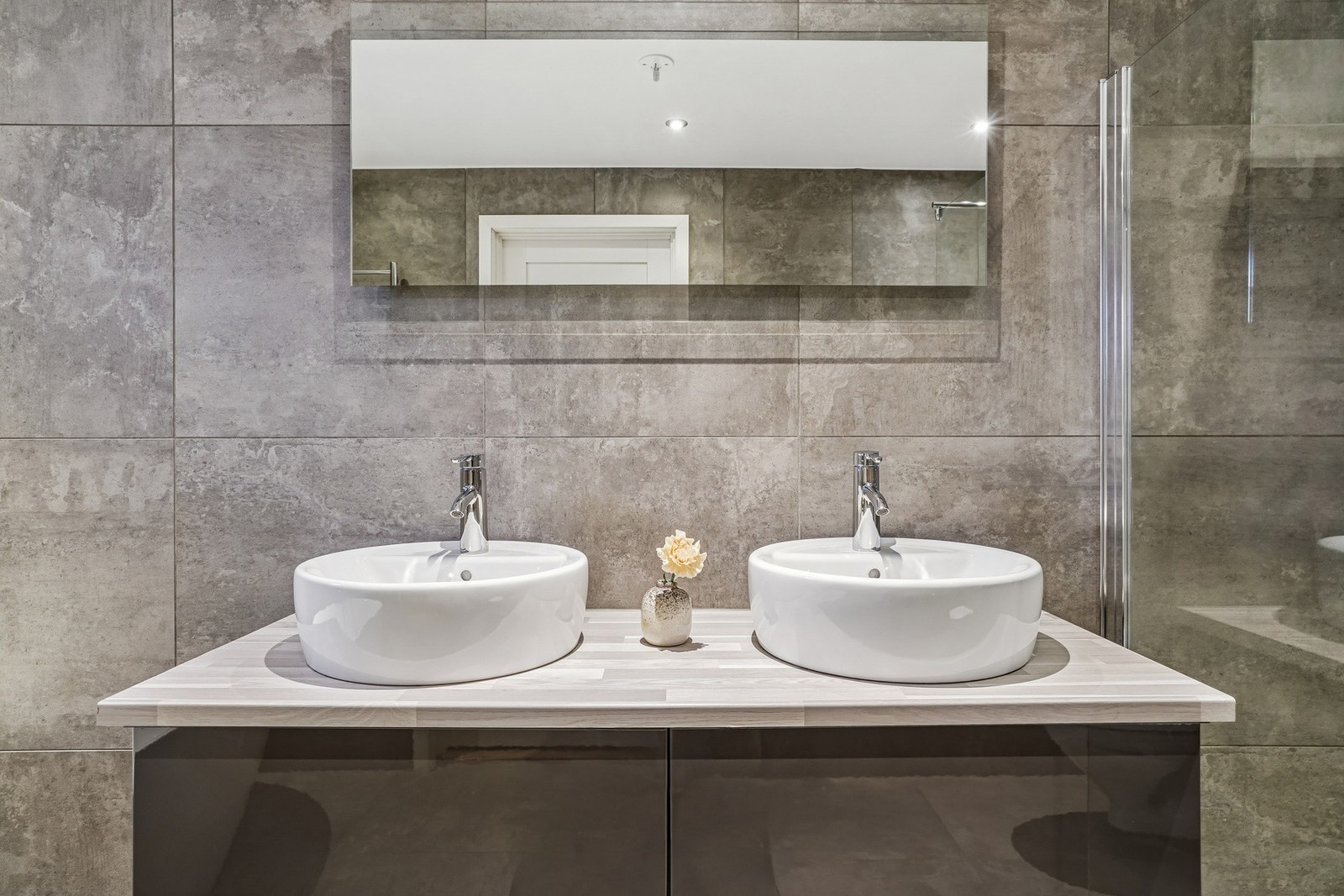 - speil og to overliggende servanter. Galleribilde