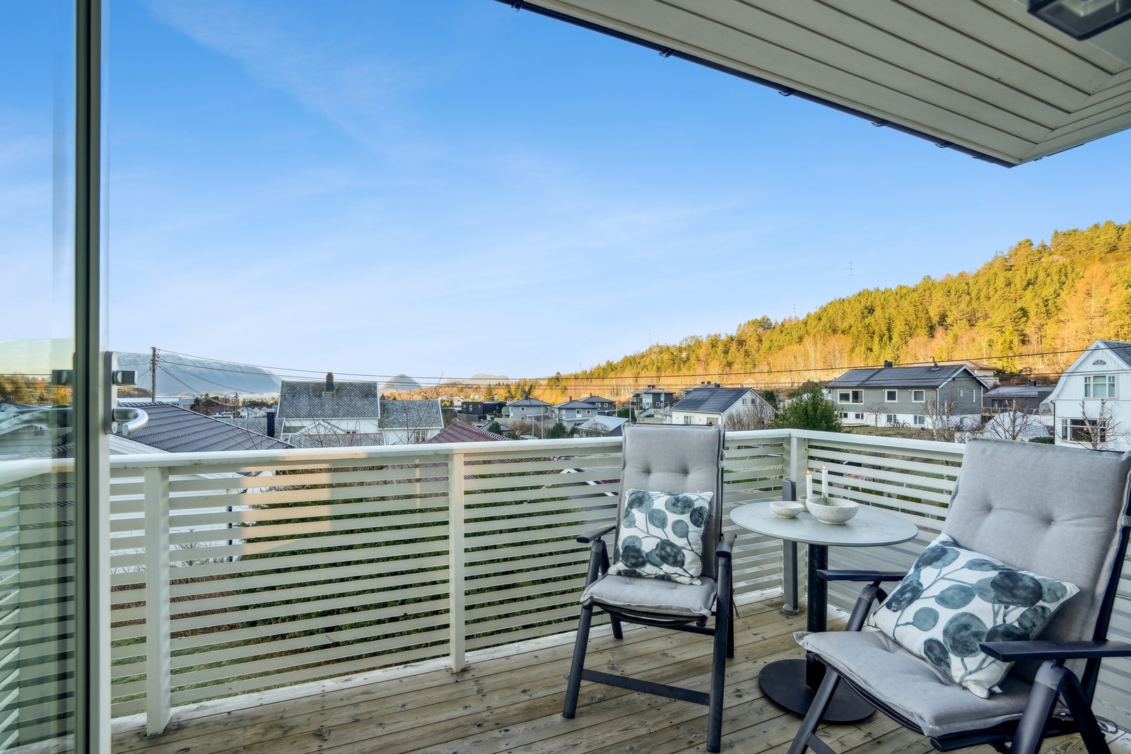 Fra stuen er det utgang til en vestvendt veranda på ca. 7 kvm med plass til sittegruppe. Galleribilde