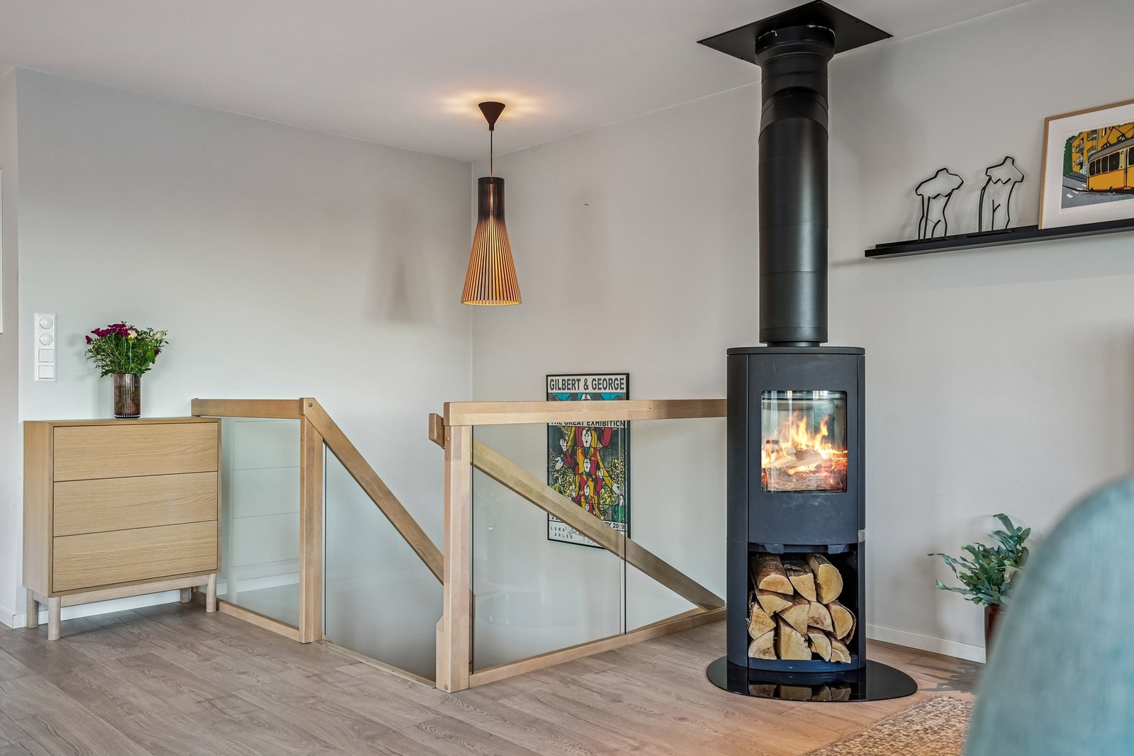 Komforten i hjemmet ivaretas av vedovn, balansert ventilasjon og sentralstøvsuger. Galleribilde