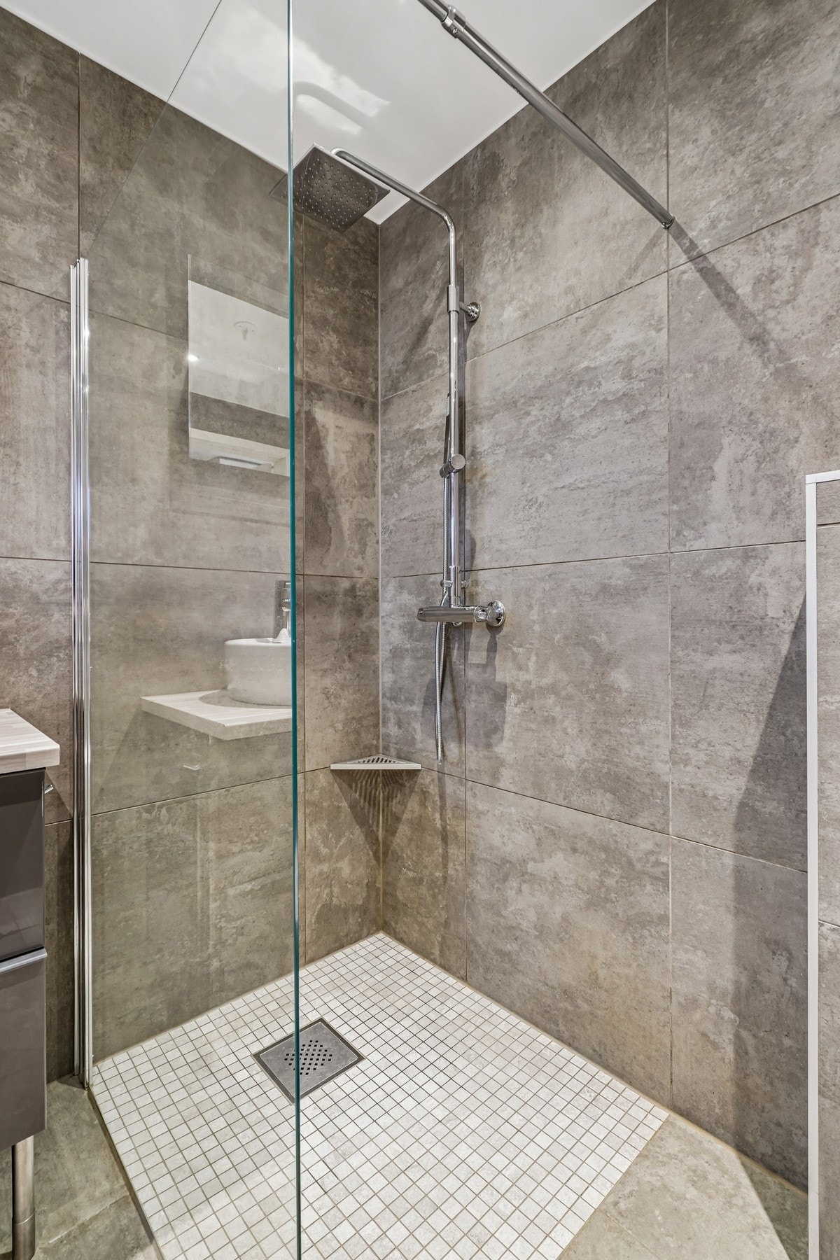 Dusjen har glassvegg og regnfallsdusj. Galleribilde