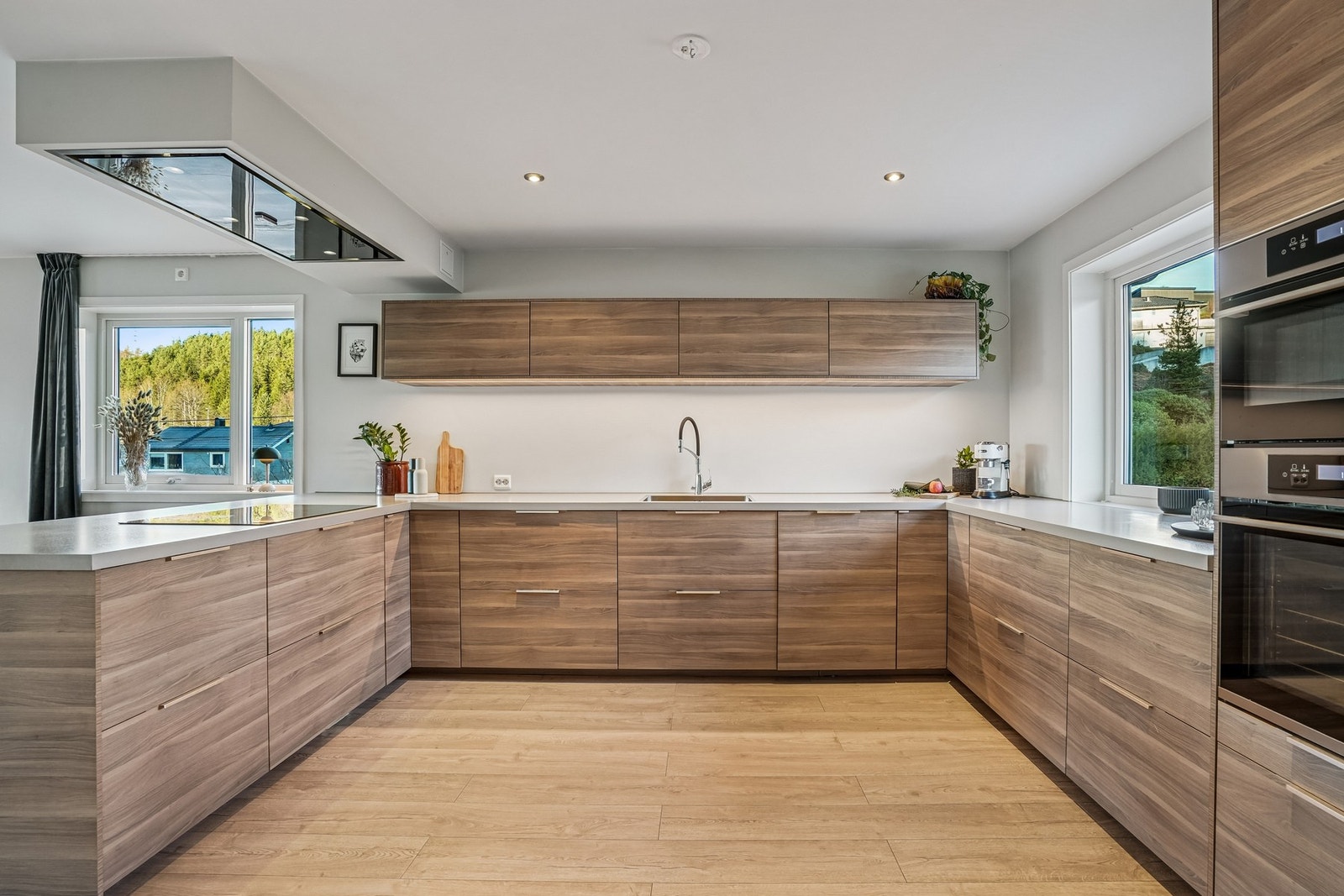 Integrerte hvitevarer som stekeovn, stekeovn kombinert med micro, kjøl/fryseskap, platetopp og oppvaskmaskin. Galleribilde