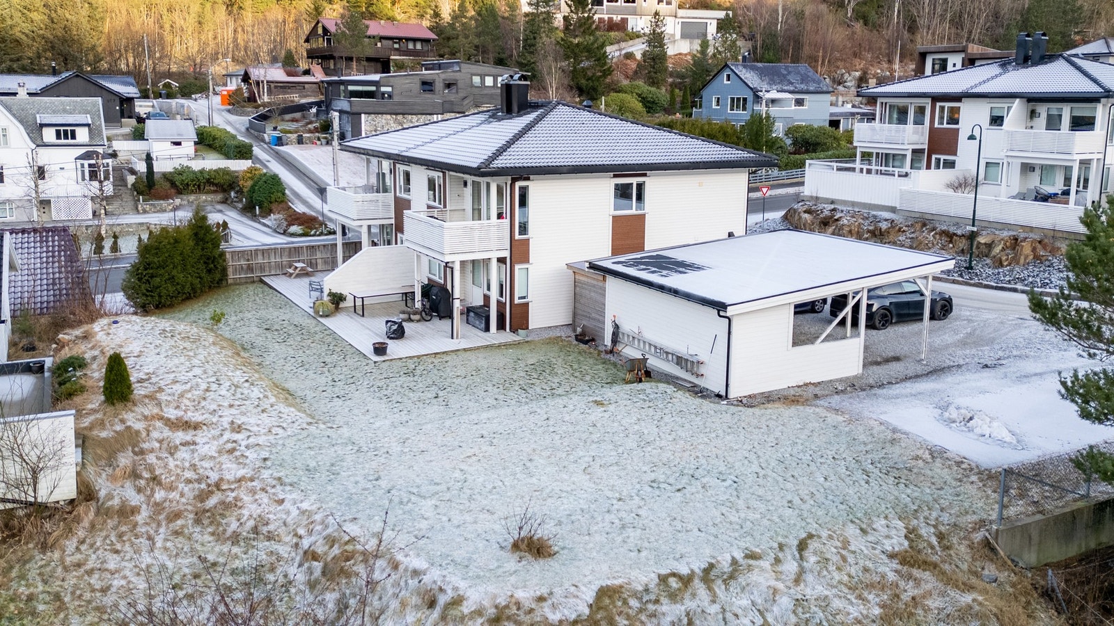 Fra eiendommen er det kort vei til barnehage, skole, flotte tur- og badeområder, offentlig kommunikasjon og flere dagligvarebutikker. Galleribilde