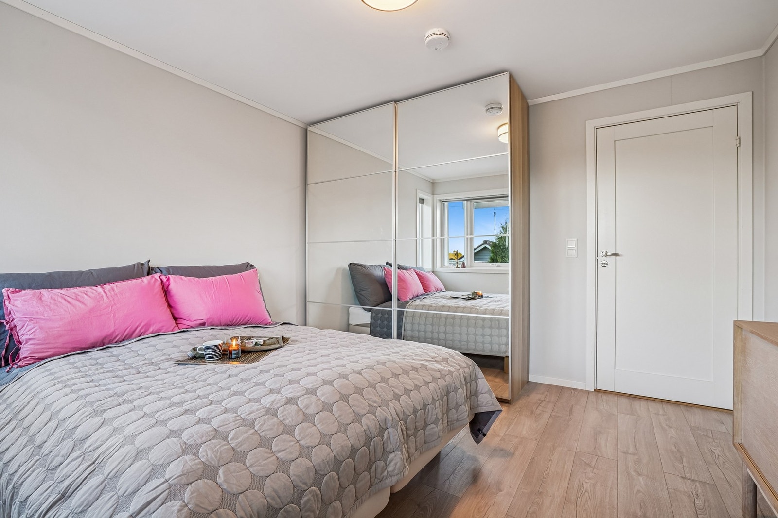 Innredet med dobbeltseng. Garderobeskapet med speildører sørger for god oppbevaringsplass. Galleribilde