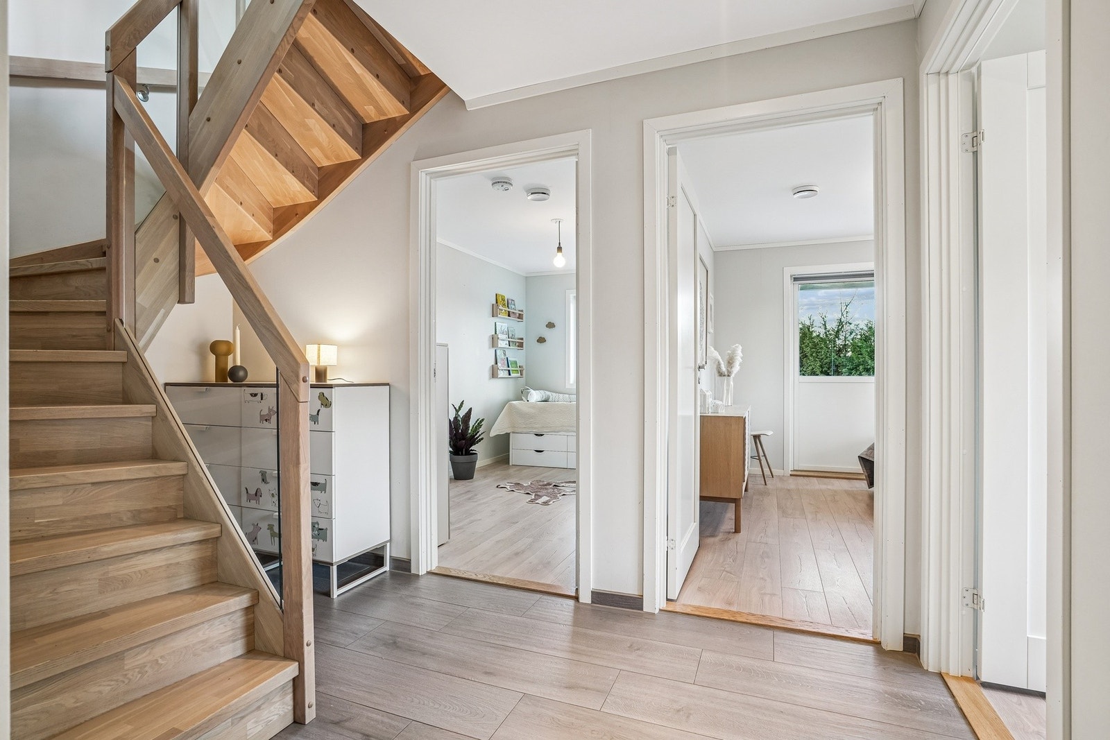 I 1.etasje finner vi blant annet tre soverom, bad og vaskerom. Galleribilde