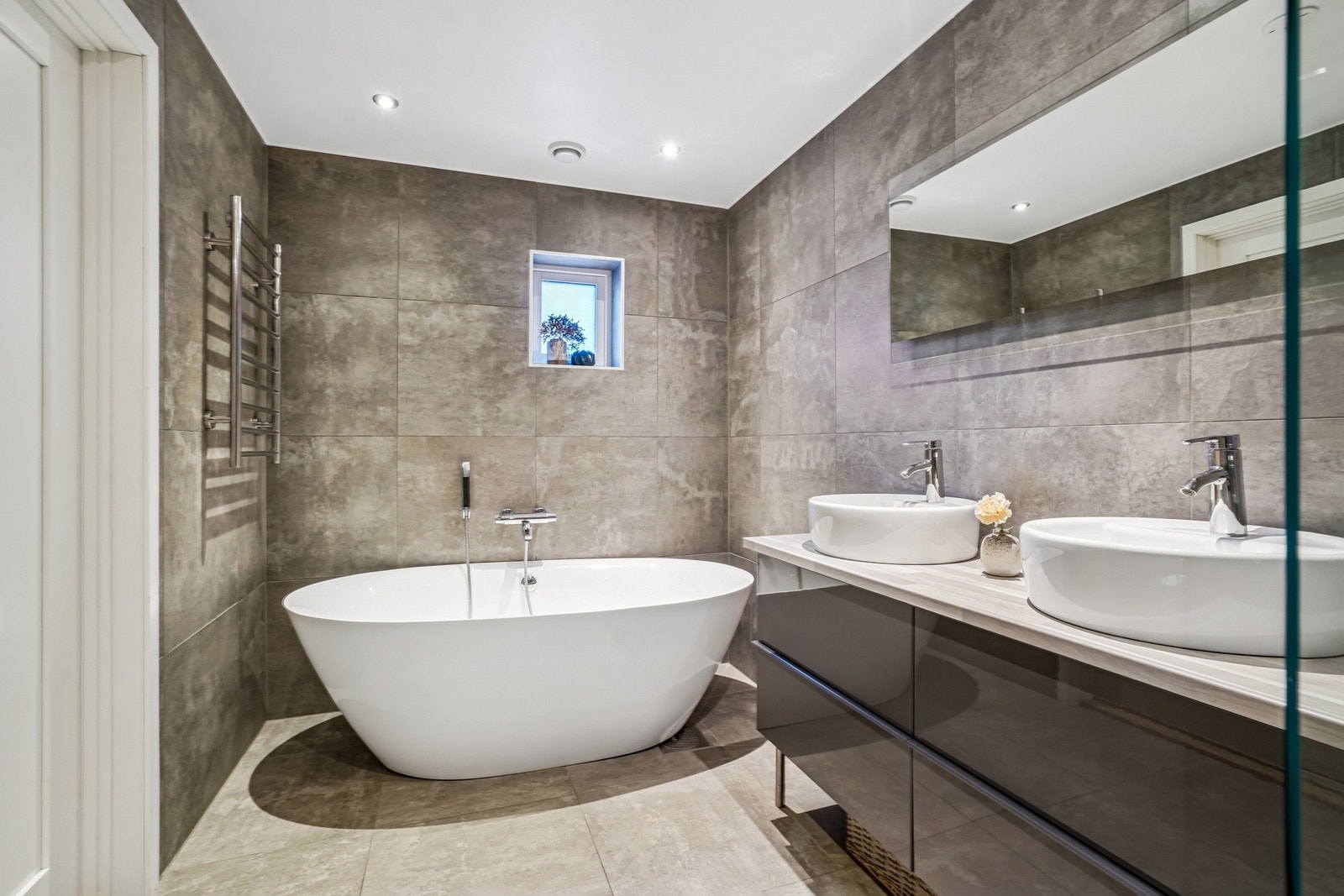 Badet er også innredet med badekar som inviterer til spafølelse i eget hjem. Galleribilde