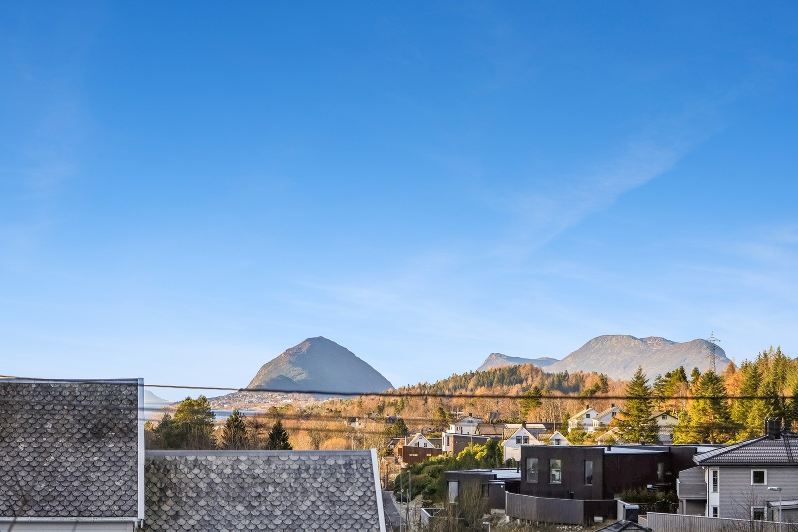 Flott utsikt vestover mot Godøya og Sukkertoppen. Galleribilde