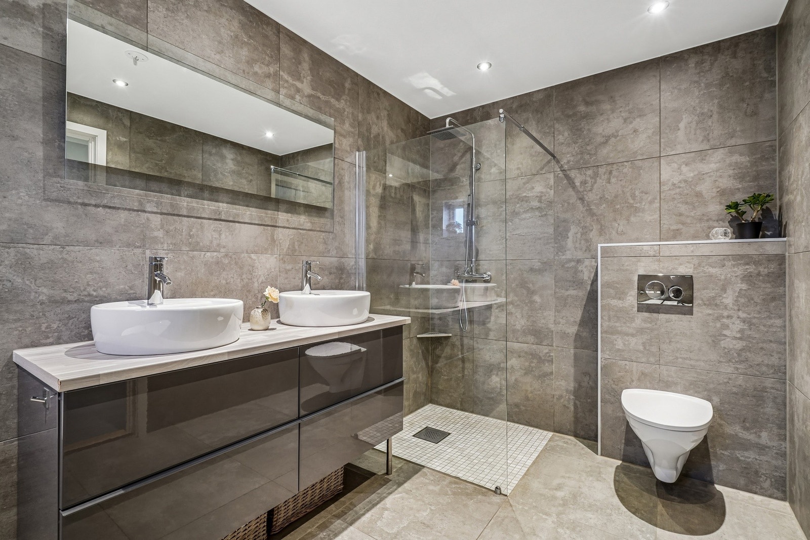 Store 60 x 60-fliser på både vegger og gulv gir badet et moderne uttrykk. Galleribilde