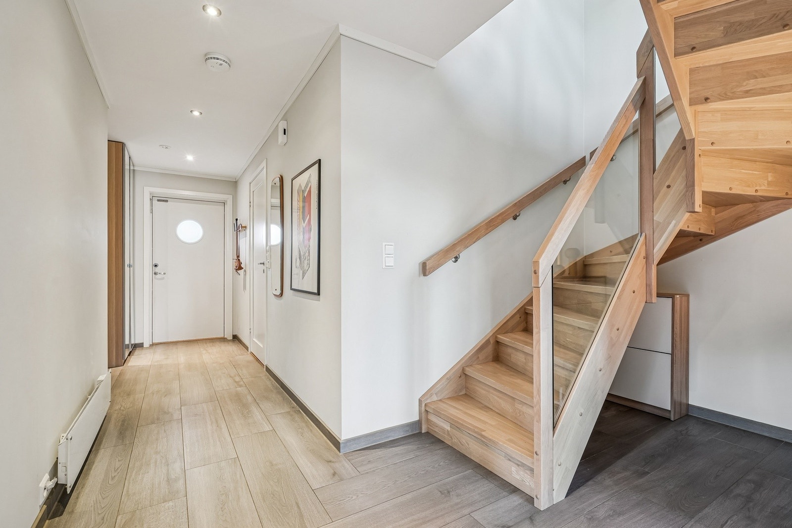 I entréen er det garderobeskap for yttertøy og sko, samt varmekabler i gulvet. Velkommen inn, velkommen hjem! Galleribilde