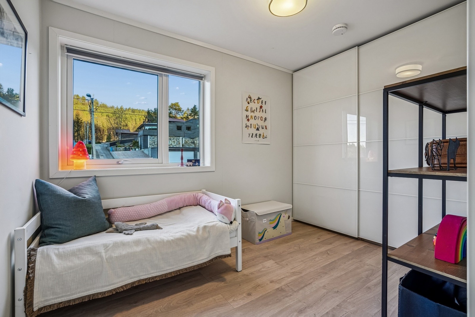 Soverom nr. 2 har et areal på 8,4 kvm. Innredet med seng og skyvedørsgarderobe. Galleribilde