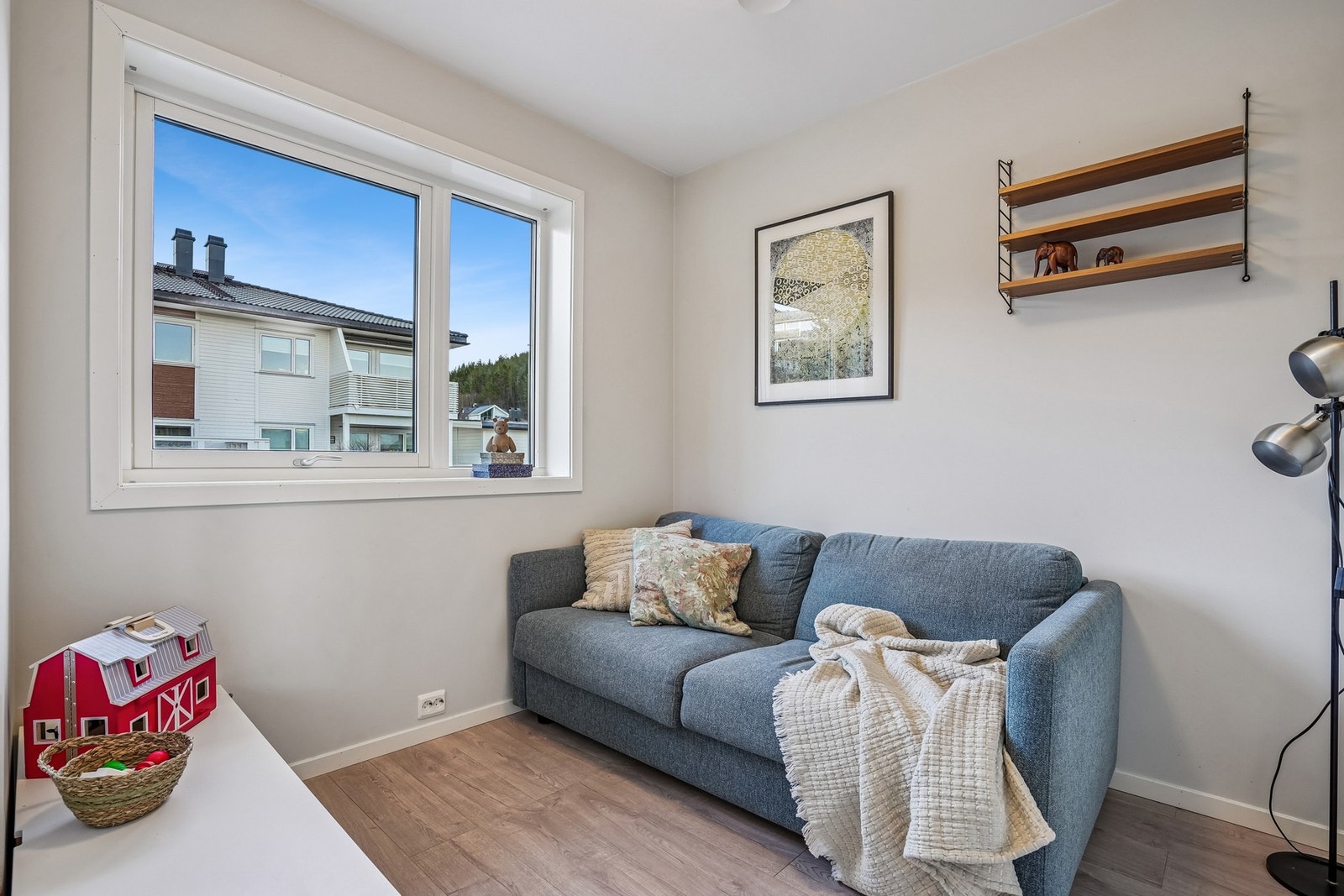 Det er ett soverom i hovedetasjen. Galleribilde