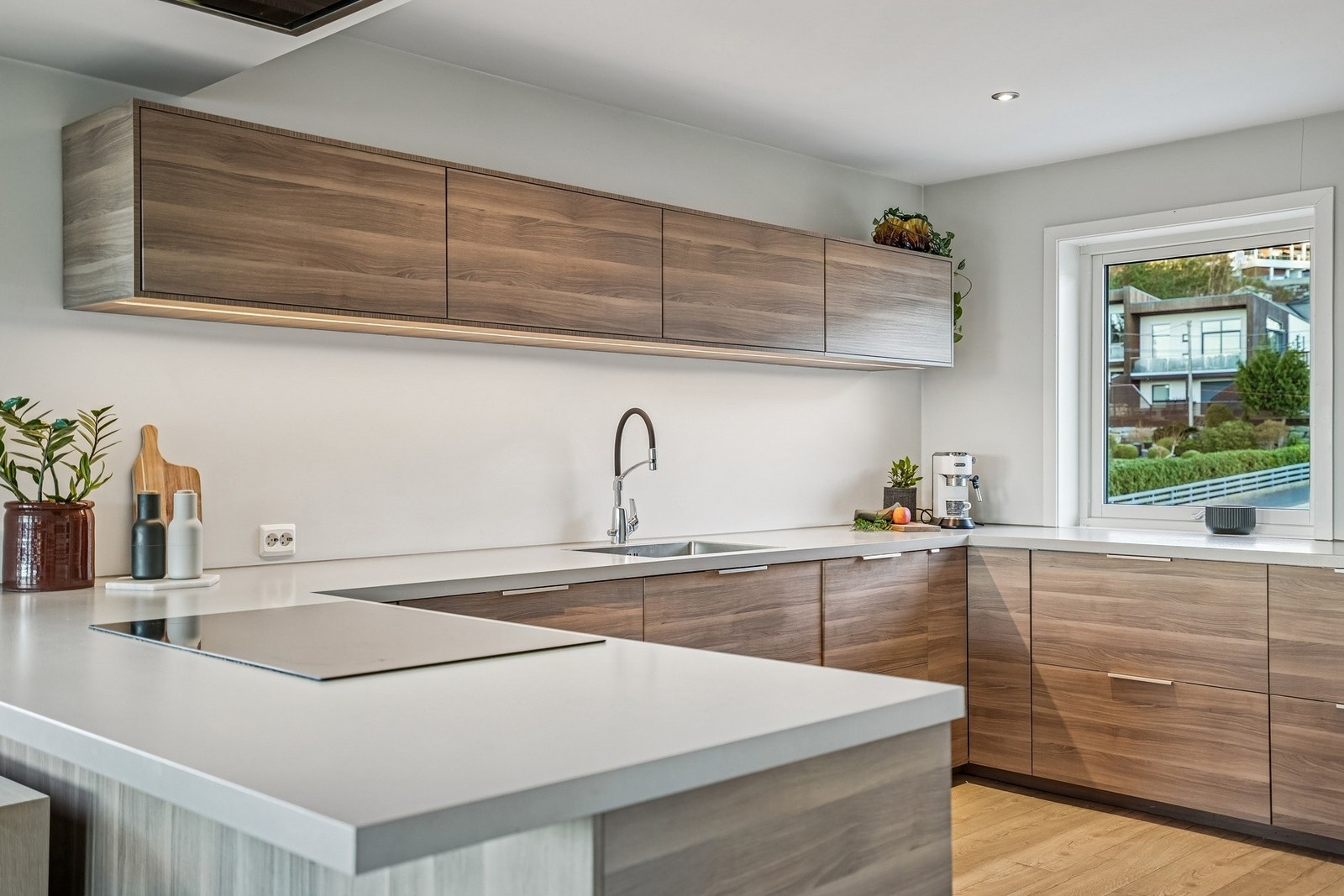 Det er godt med skap- og skuffeplass, samt rikelig med arbeidsflater for matlaging. Galleribilde