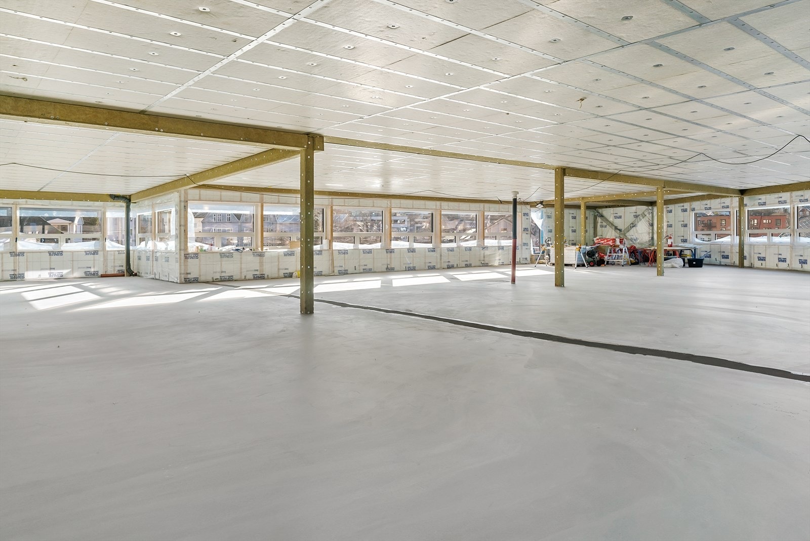 De ledige lokalene i toppetasjen er uinnredet og klare for innredning til ny(e) leietaker(e). Arealet kan leies samlet BTA 493m², eller deles mellom 2 leietakere.