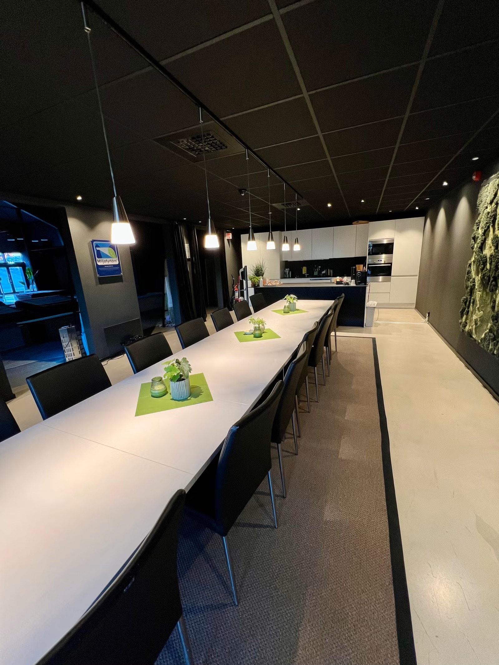 Romslig og godt utstyrt kjøkken Galleribilde