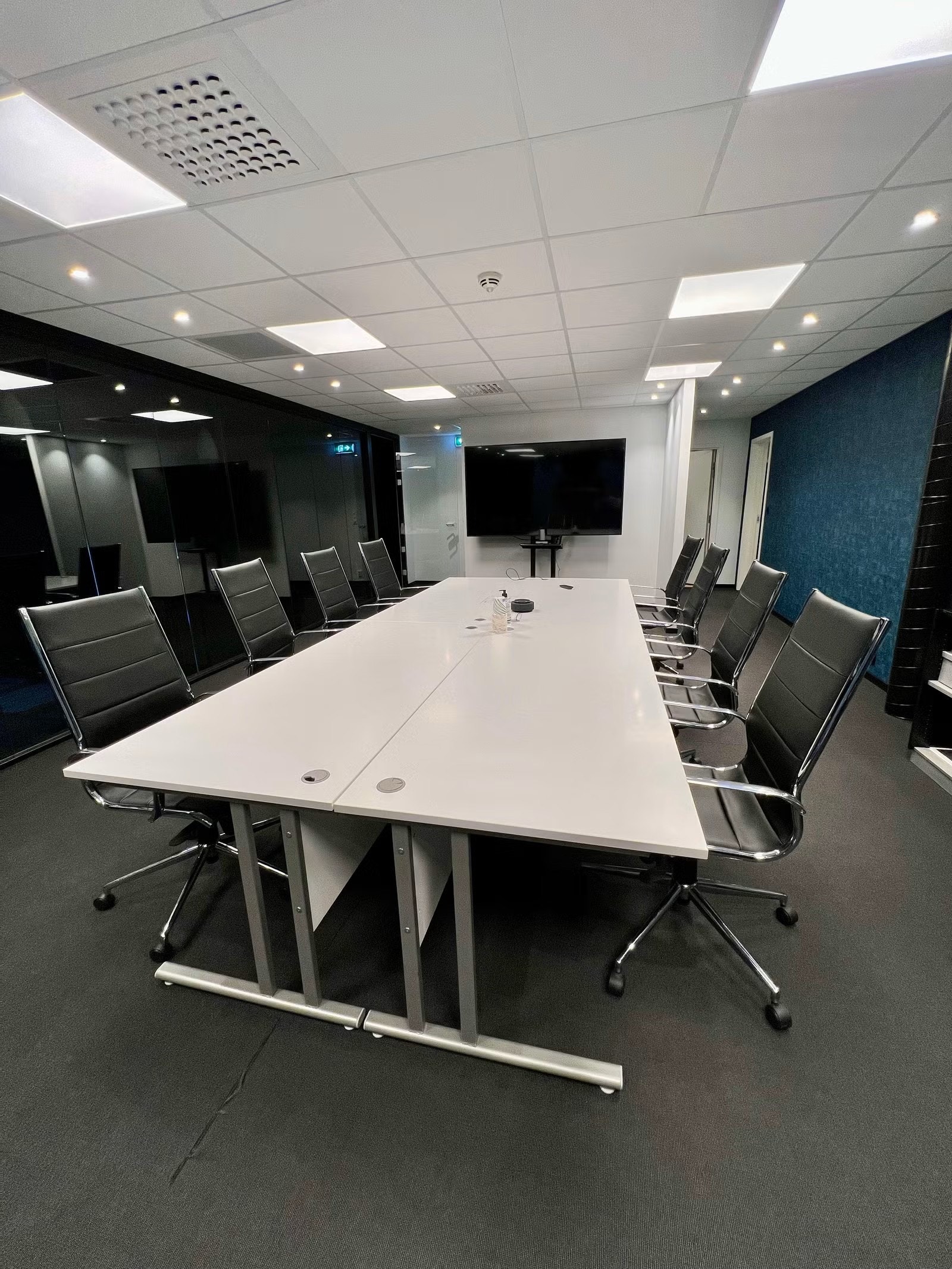 Møterom i bygget 2 etasje med dagslys og oversikt over showroom. Galleribilde