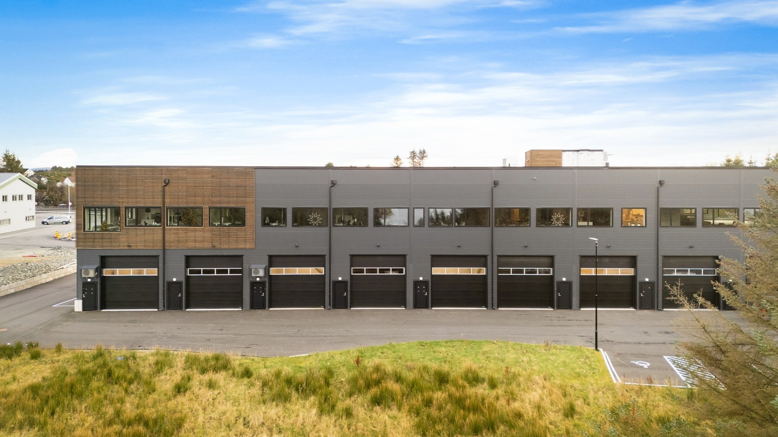 De romslige lager- og garasjeplassene er godt egnet både for næringsdrivende og privatpersoner. Foto: Stian Inderhaug. Galleribilde