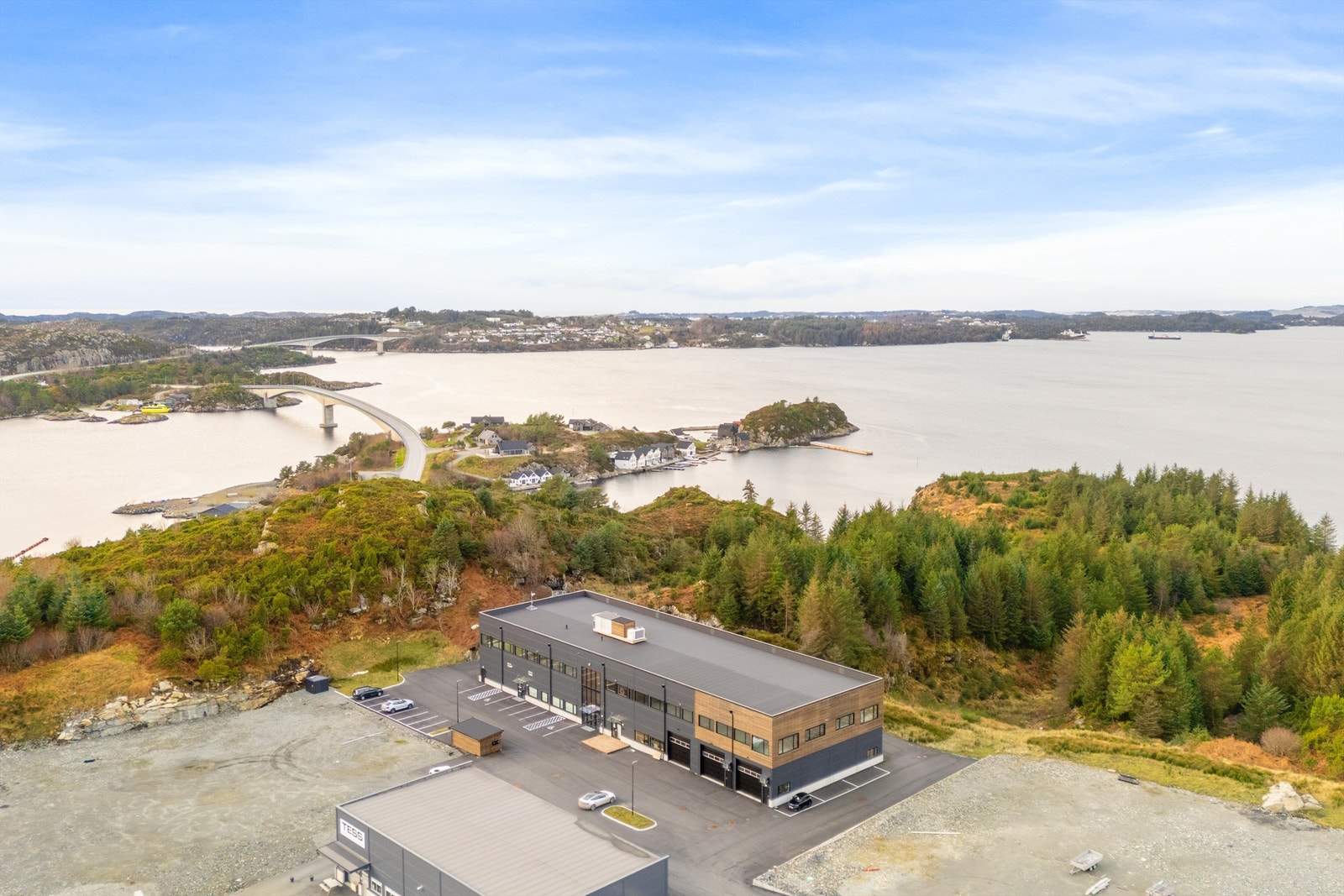 Plasseringen gir enkel tilgang til hovedveier og lokal infrastruktur, noe som er praktisk både for privat- og bedriftsbruk. Galleribilde