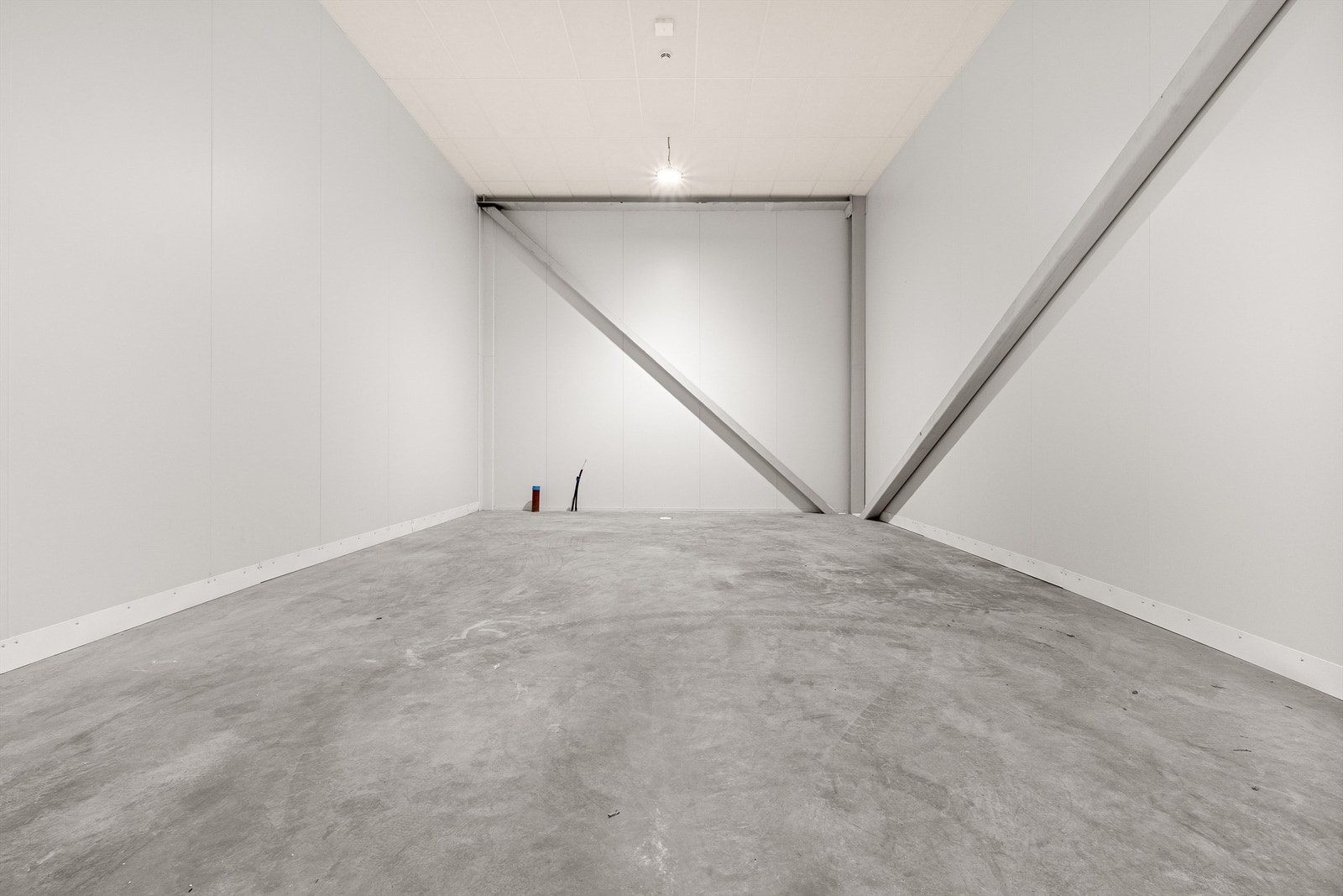 For optimal romutnyttelse kan det enkelt settes inn mesanin. Takhøyden er ca. 4,8m. Galleribilde