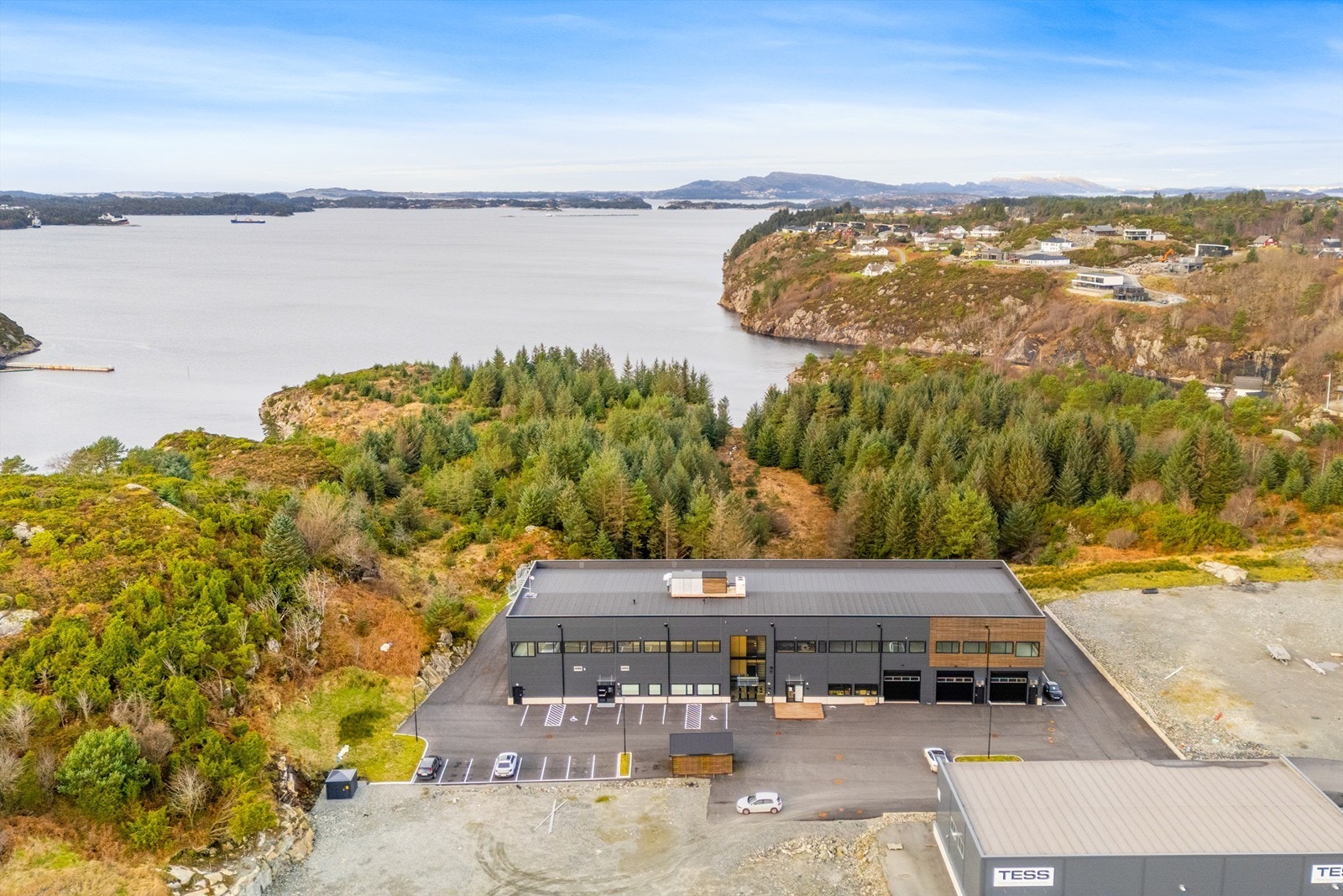 Ca. 3 minutters kjøretur til ferjekai med forbindelse til Bergen. Galleribilde