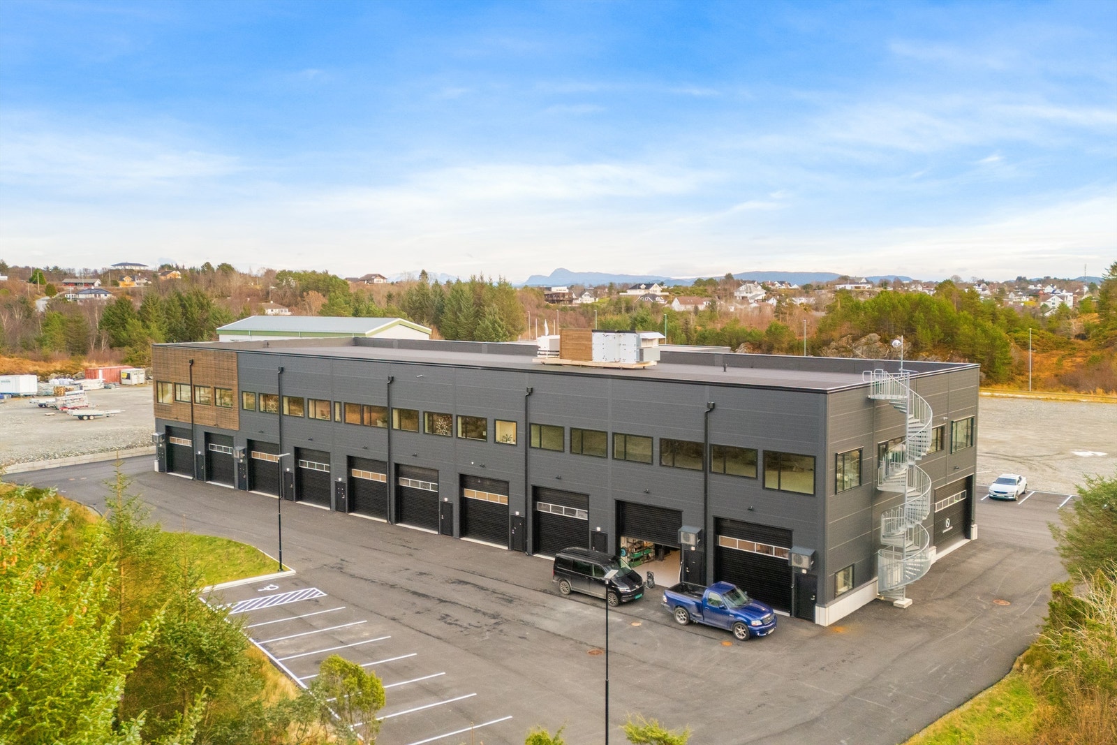 Næringseiendommen har en meget attraktiv og sentral beliggenhet på Storebø, med enkel adkomst og god tilgjengelighet. Foto: Stian Inderhaug. Galleribilde