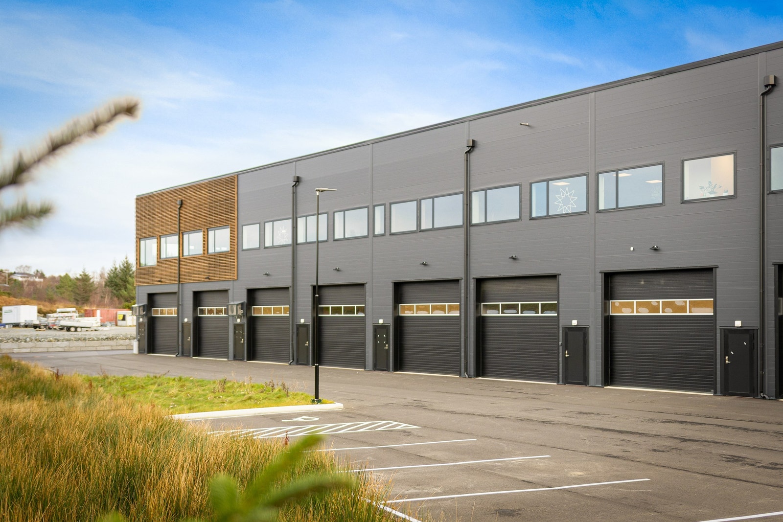 Plasseringen gir enkel tilgang til hovedveier og lokal infrastruktur, noe som er praktisk både for privat- og bedriftsbruk. Galleribilde