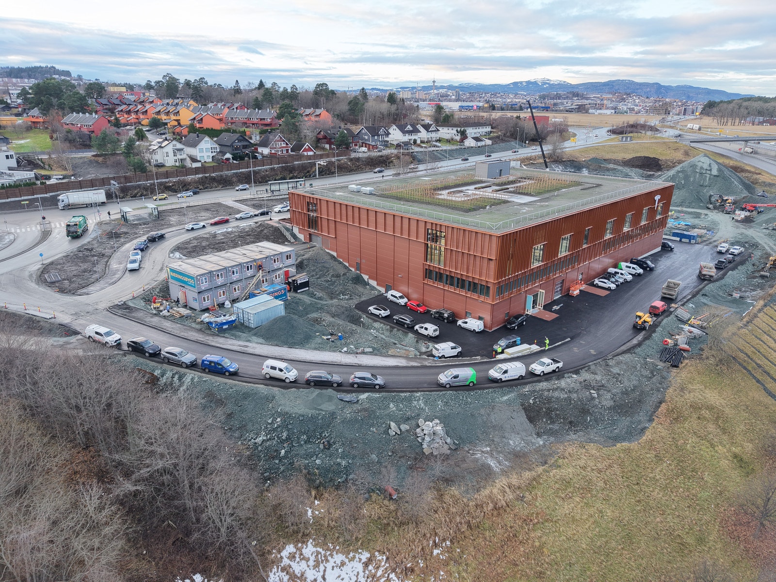 Byggetrinn 1 ble overtatt av bl.a. TESLA som er største leietaker i desember 2025. I første etasje mot E6 skal DURI fagprofil flytte inn og det er tilgjengelige areal mot E6. Galleribilde