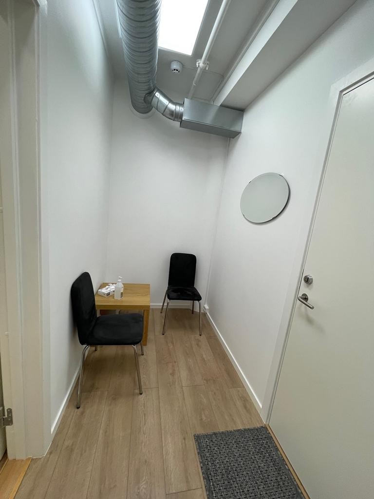 Venterom tilhørende kontoret i forrige bilde. Galleribilde