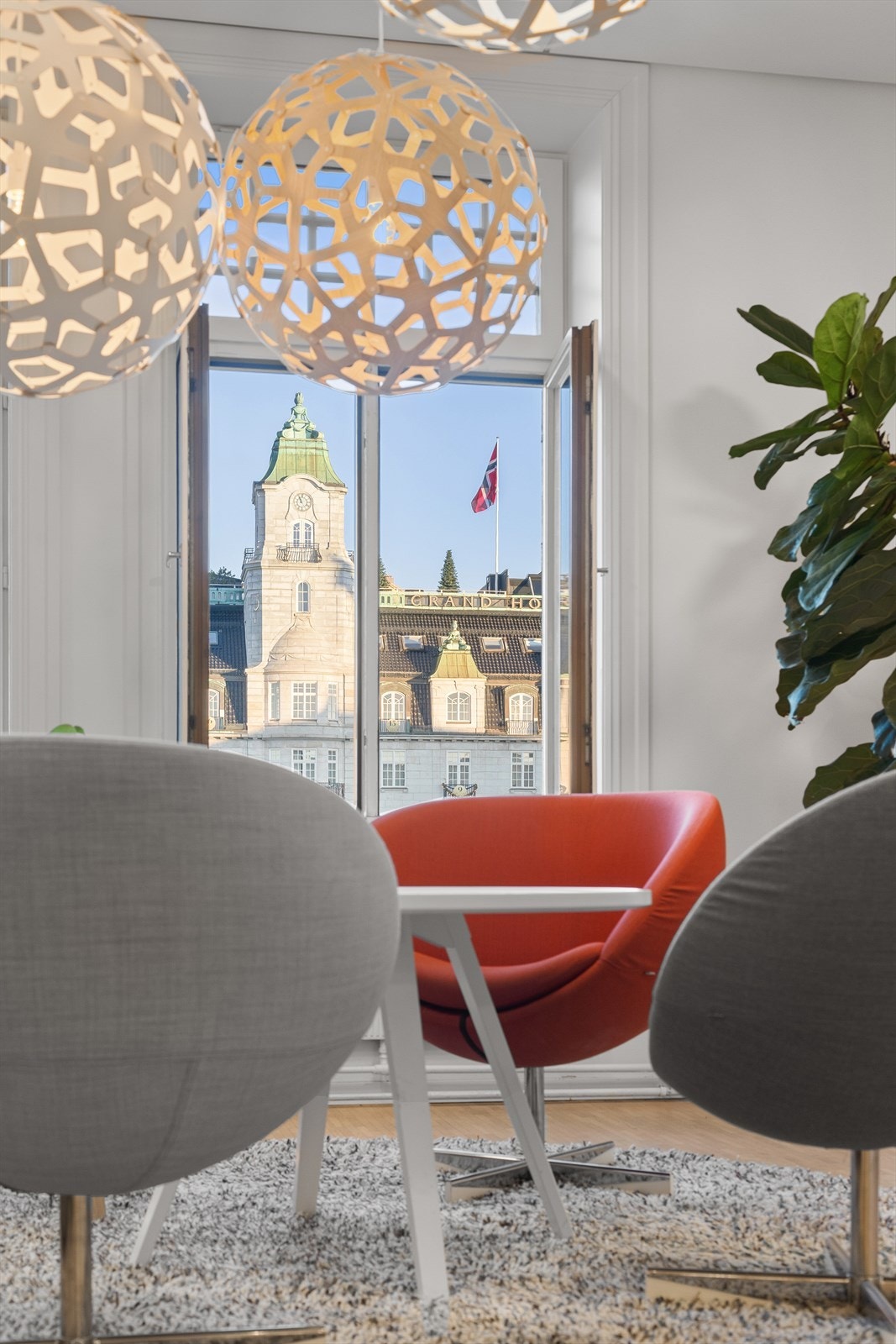 Utsikt mot Eidsvolls plass med Grand Hotel og Stortinget (referanselokale i 4. etg) Galleribilde