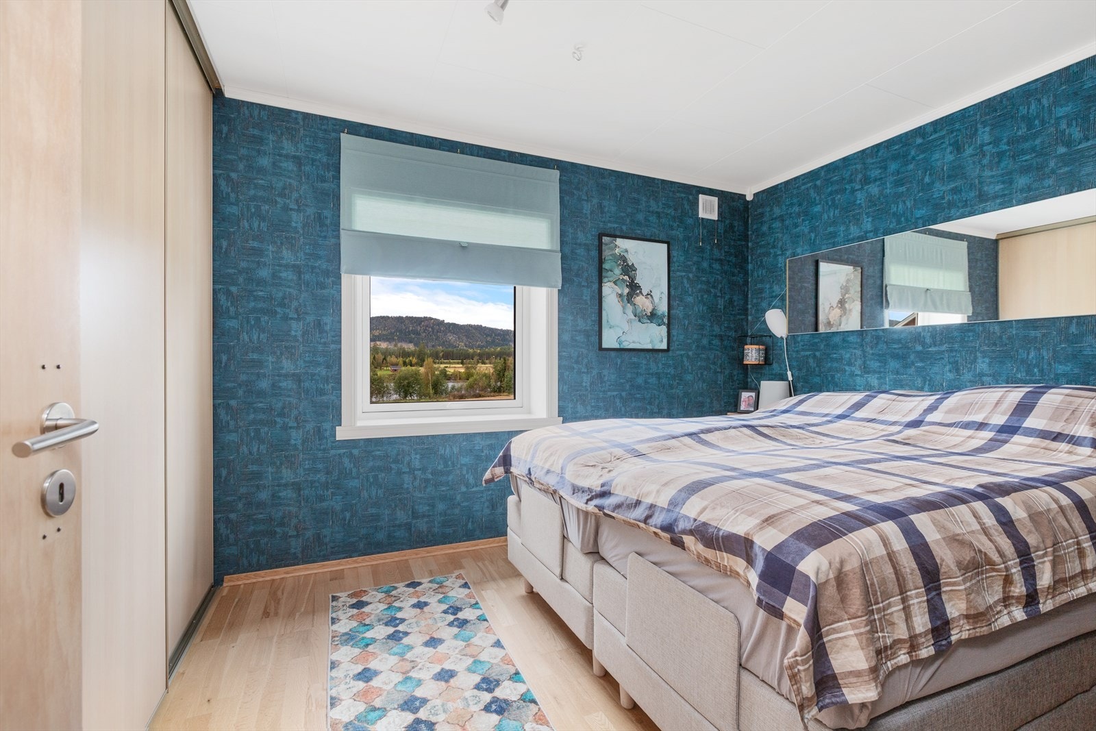 Det er to soverom i første etasje Galleribilde